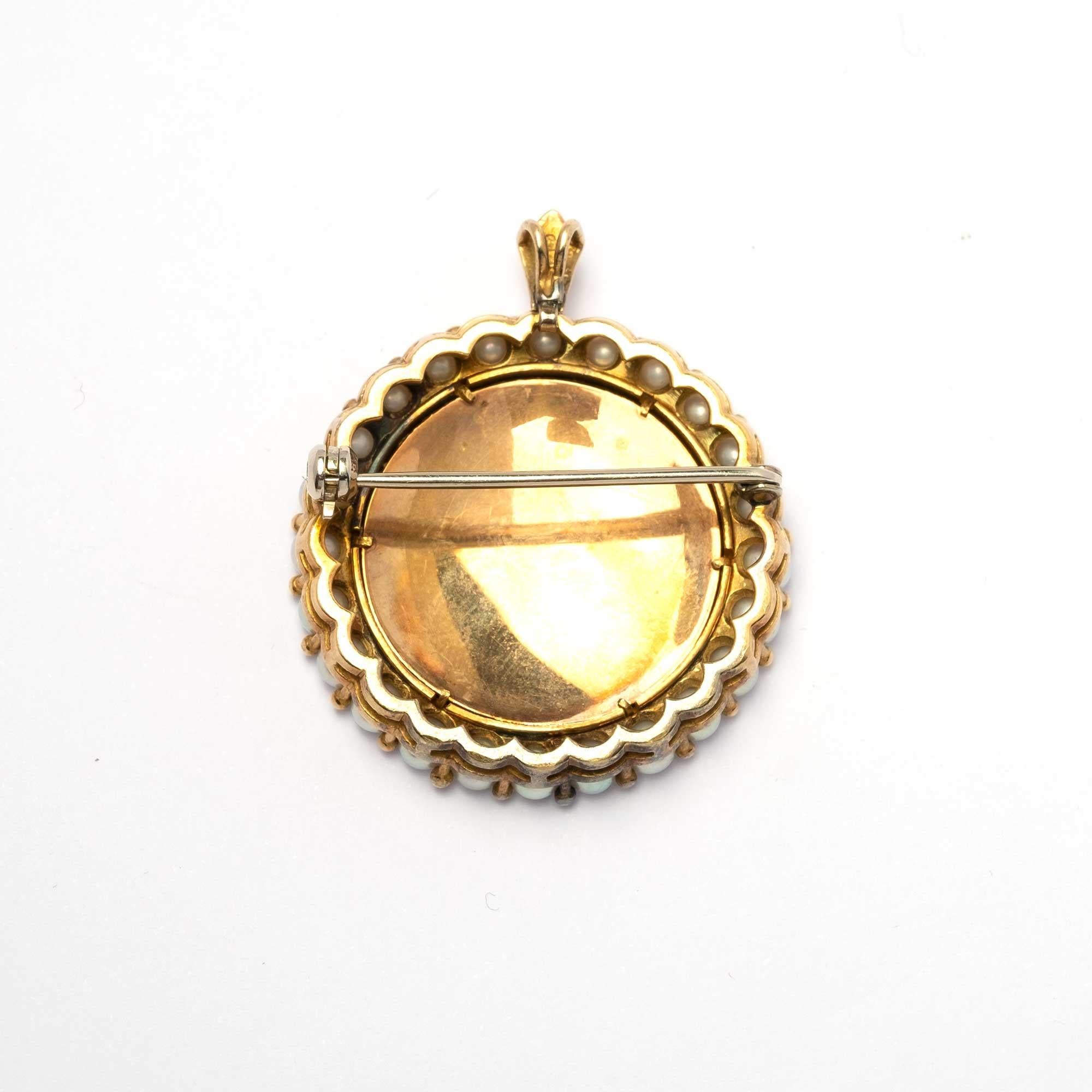 Insolito ciondolo / spilla in oro 18 ct con smalti policromi floreali circondati da perle coltivate. Periodo anni '60 c.a. Prodotto in Italia.

Punti salienti:
- Oro 18ct
- Smalti policromi in ottime condizioni
- Perle coltivate
- Periodo degli anni