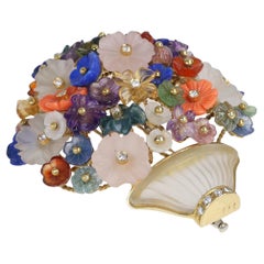 Blumenbrosche aus Gelbgold mit Bergkristall, handgeschnitzten Hartsteinen und Diamanten