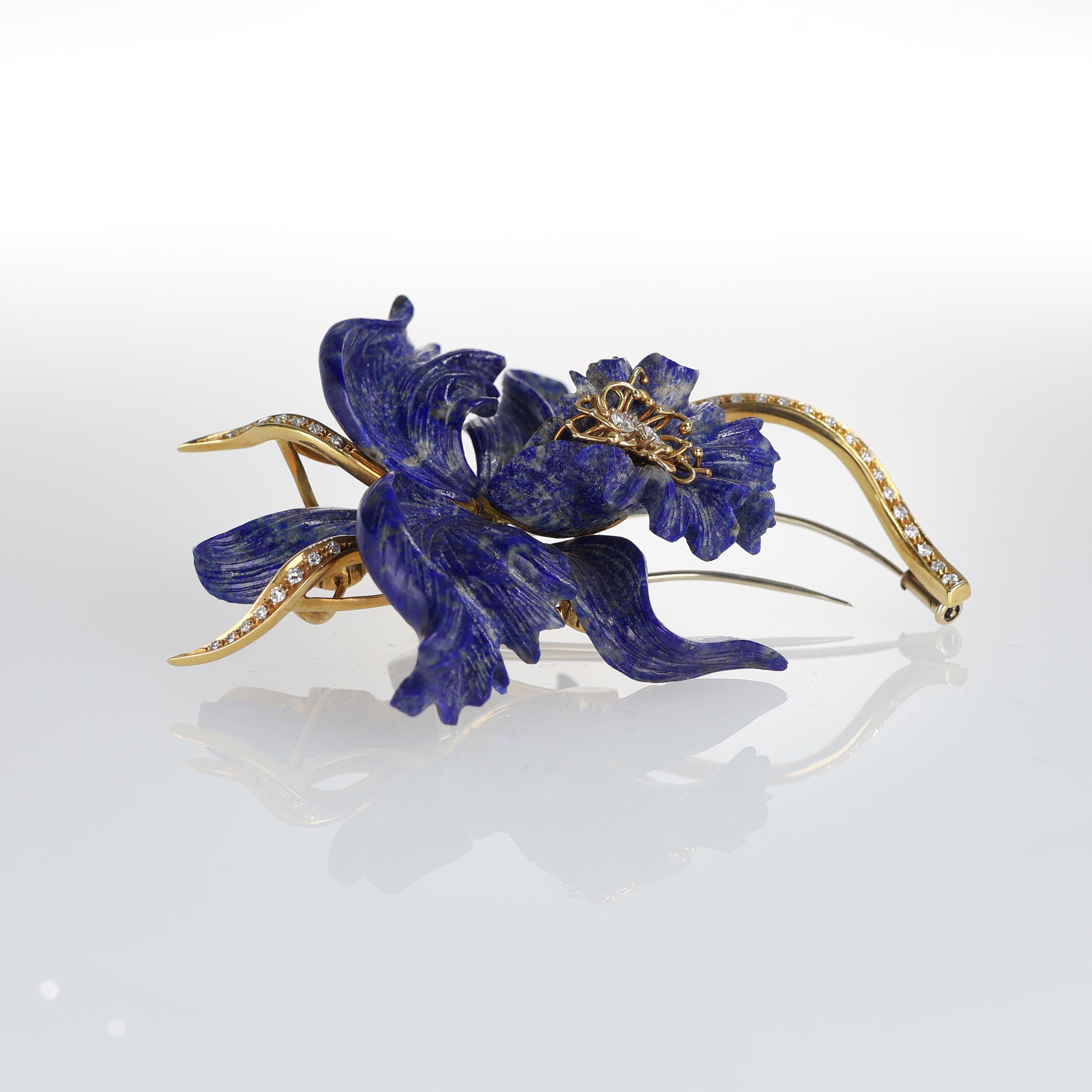 Magnifique broche-pendentif florale en or jaune 18 carats, ornée de lapis naturel sculpté de façon complexe dans une forme dynamique et sculpturale. Agrémentée de diamants blancs naturels taille brillant, cette pièce incarne l'élégance et l'art, ce