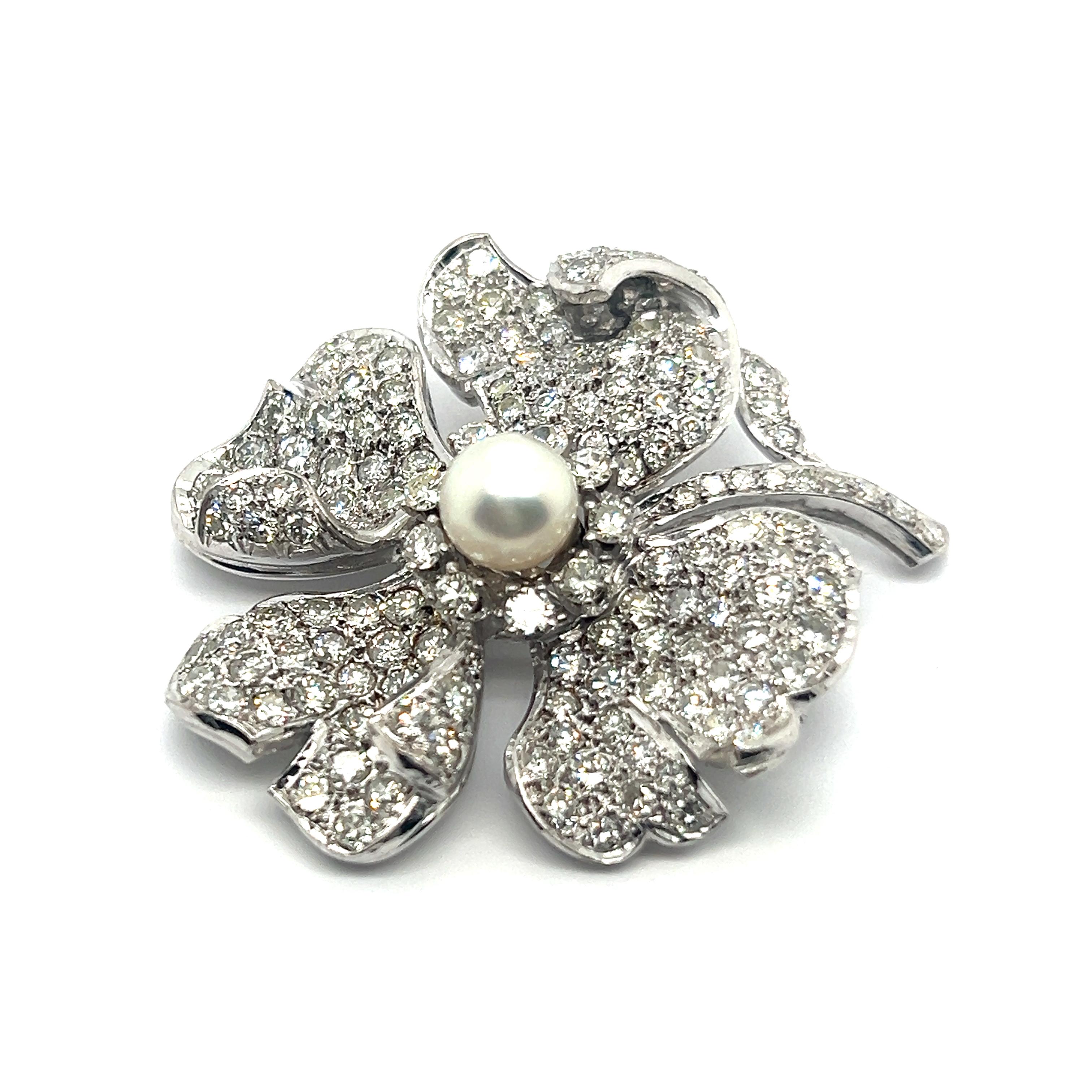 Floral Brooch with Diamonds & Akoya Pearl in Platinum In Good Condition For Sale In Lucerne, CH