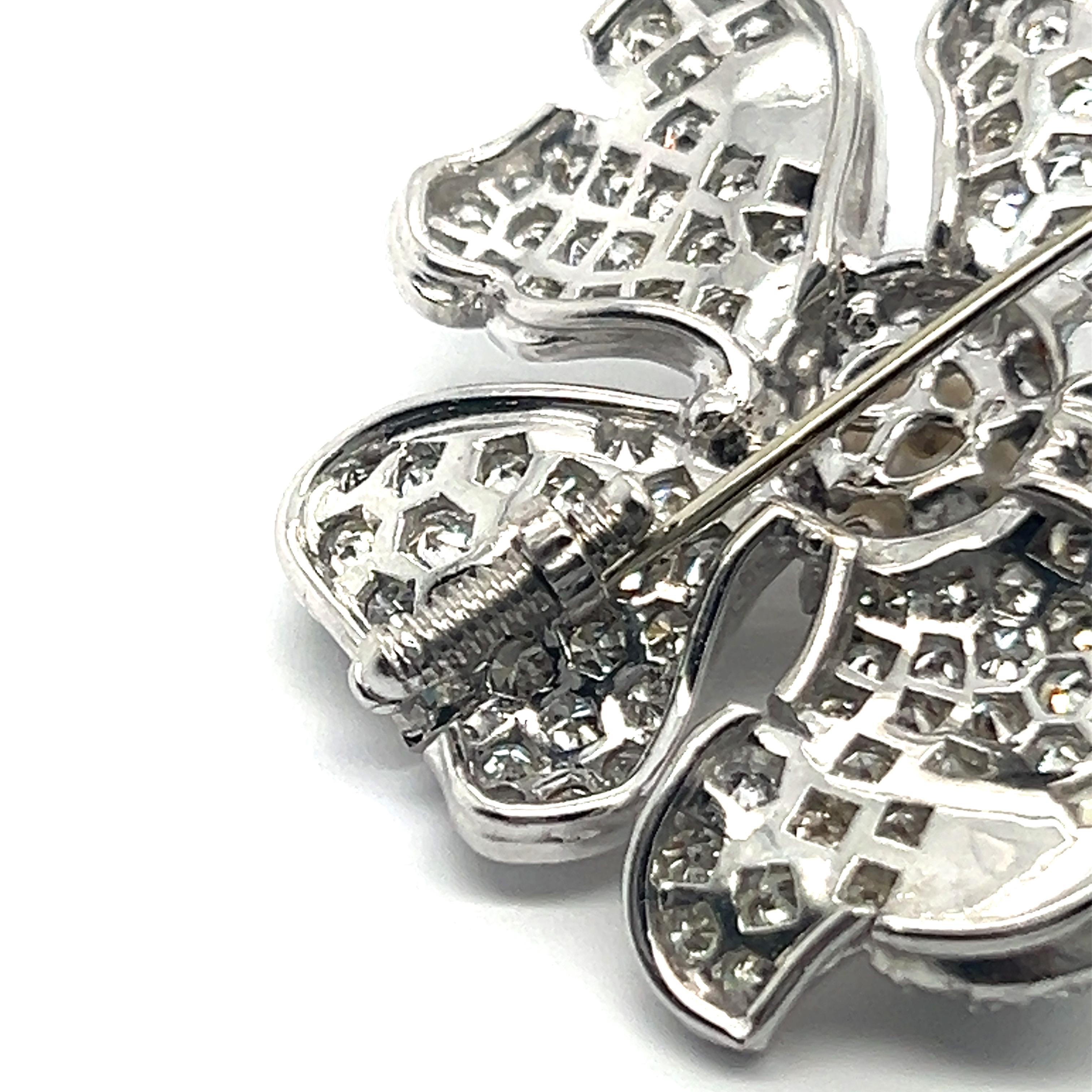 Blumenbrosche mit Diamanten und Akoya-Perle aus Platin für Damen oder Herren im Angebot