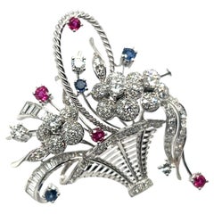 Broche Floral con Diamantes, Zafiros Rosas y Azules en Oro Blanco de 18 Kilates