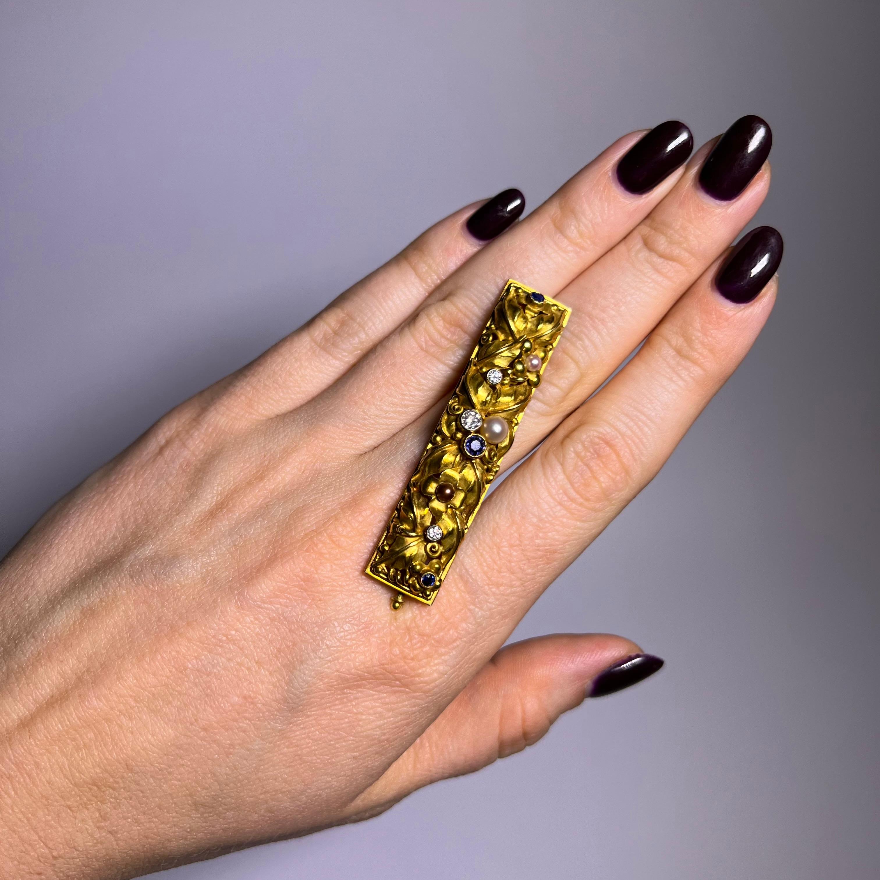 Femenino o masculino Broche Floral con Zafiros, Diamantes y Perlas en Oro Amarillo de 18 Kilates en venta
