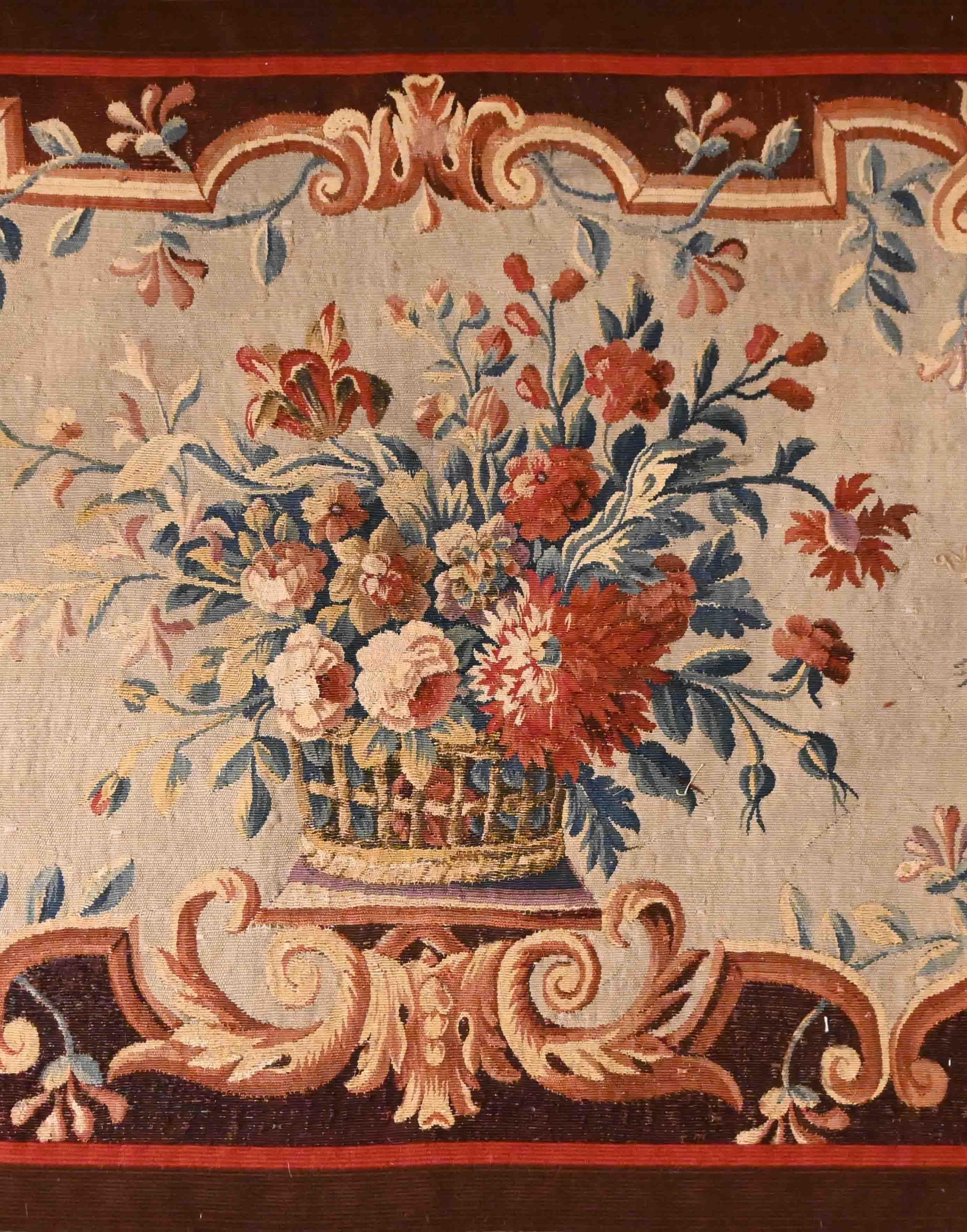 Floraler Brüsseler Wandteppich 18. Jahrhundert - L 185 x H 85 cm - N° 1360 (Handgewebt) im Angebot