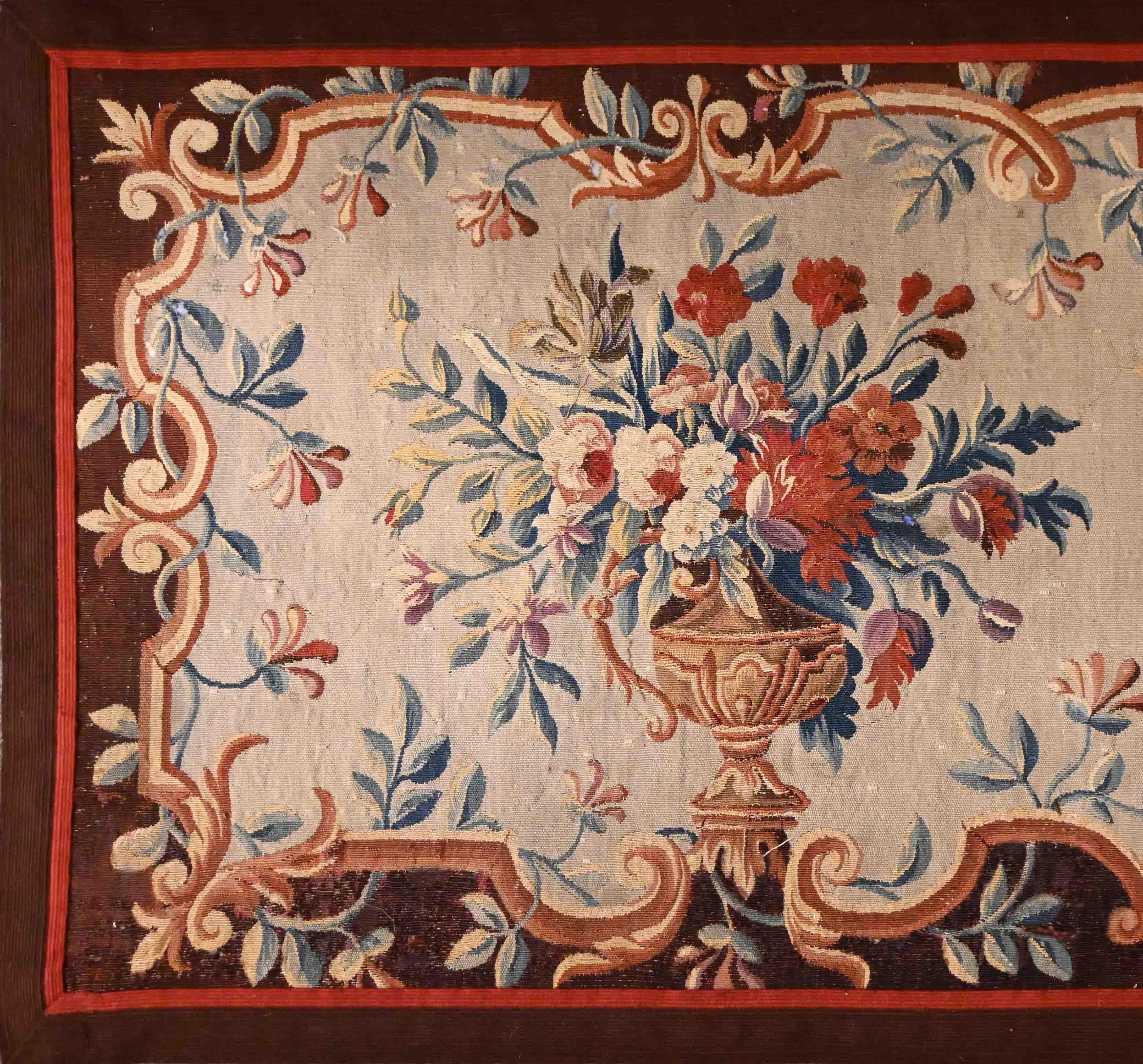 Floraler Brüsseler Wandteppich 18. Jahrhundert - L 185 x H 85 cm - N° 1360 im Zustand „Hervorragend“ im Angebot in Paris, FR