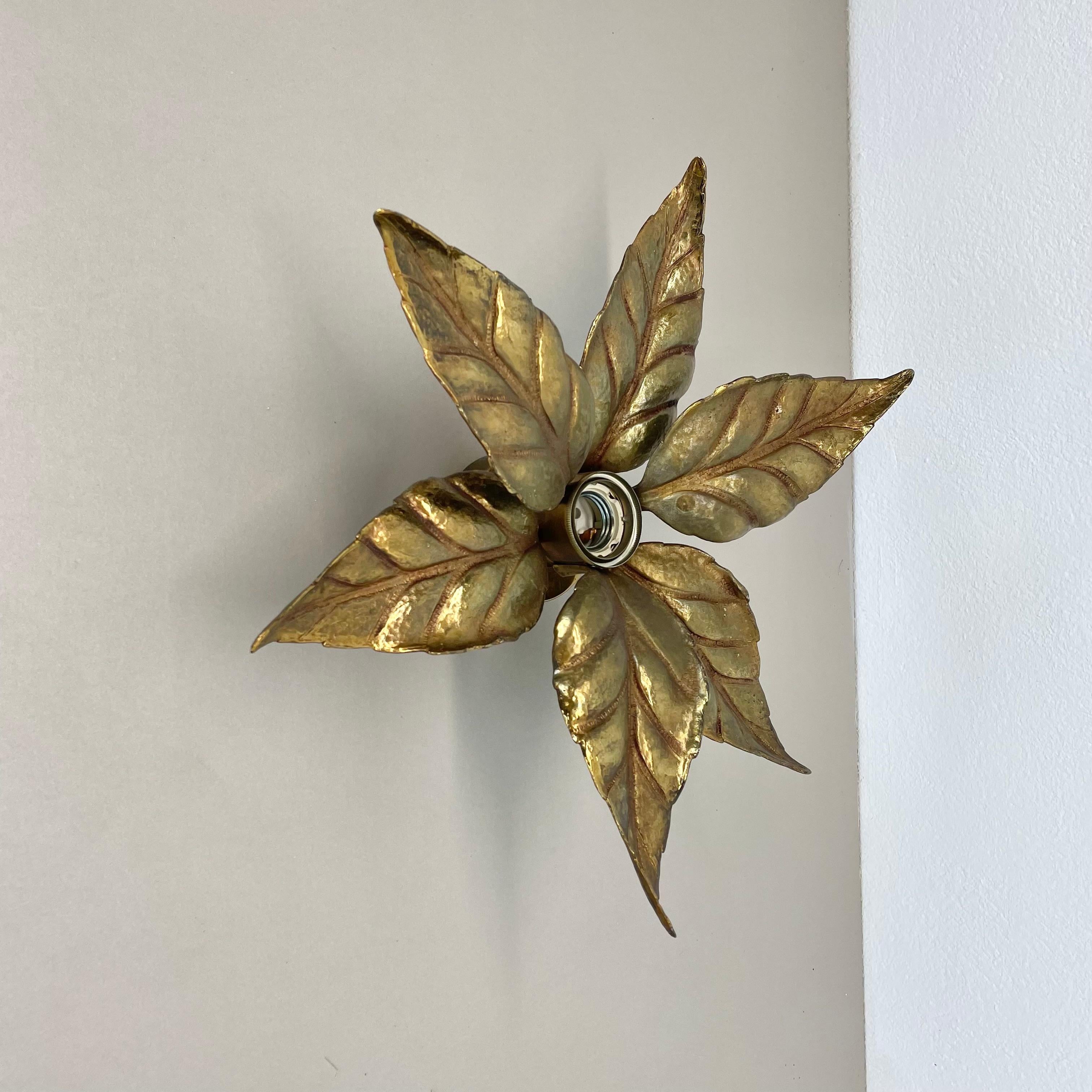 Article:


Wall light ceiling light 


Design:

Willy Daro


Origin:

Belgium



Age:

1970s




This modernist light was designed by Willy Daro and produced in Belgium in the 1970s. It is made from solid brass in floral form with little leaf