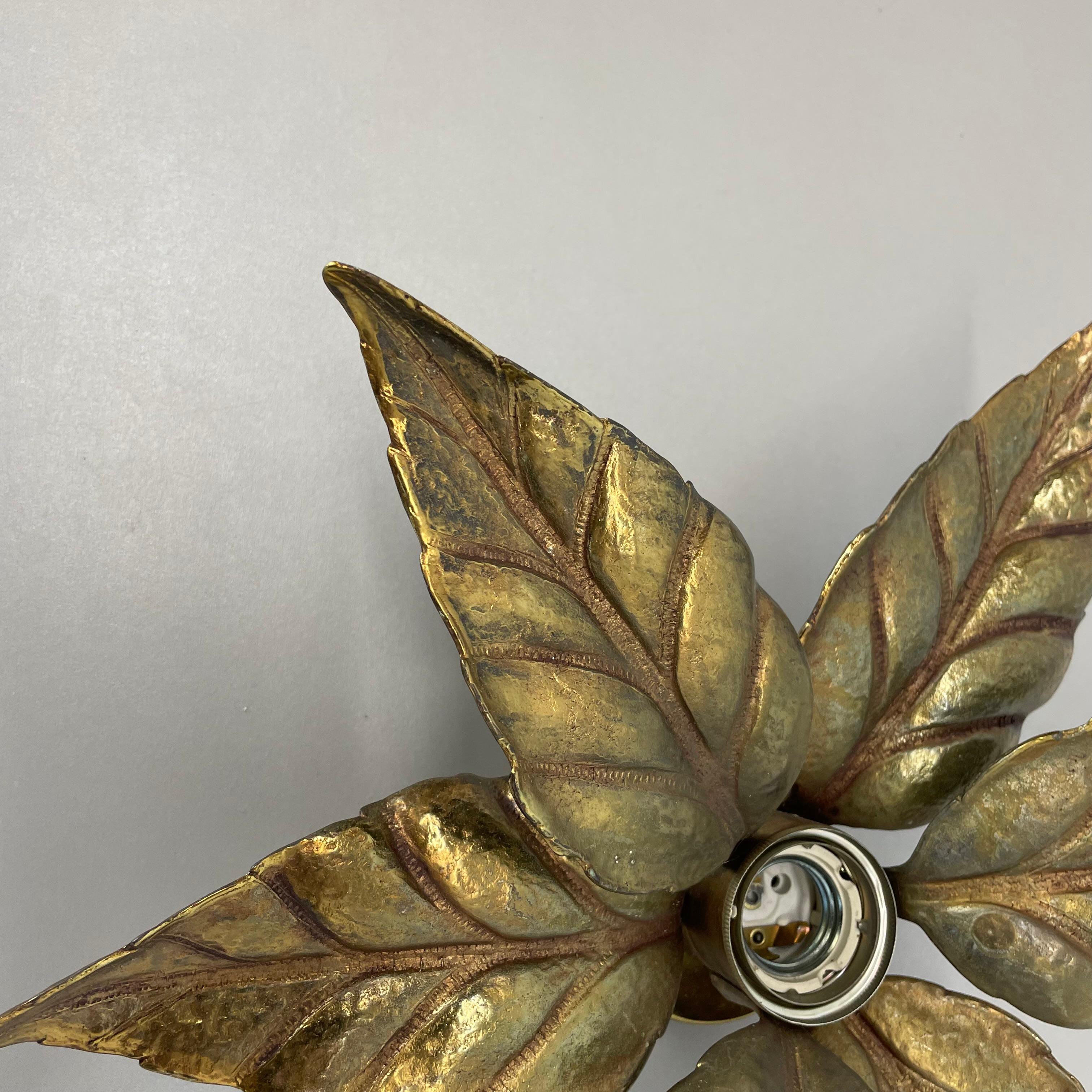 Floral Brutalist Brass Metal Wall Ceiling Light by Willy Daro Belgium, 1970s no1 In Good Condition For Sale In Kirchlengern, DE