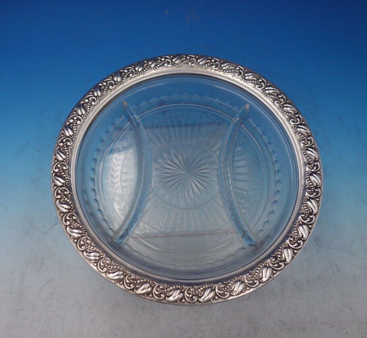 Webster

Beautiful Webster sterling silver and cut crystal hors d'oeuvre plate with three sections. This plate measures 1 1/8
