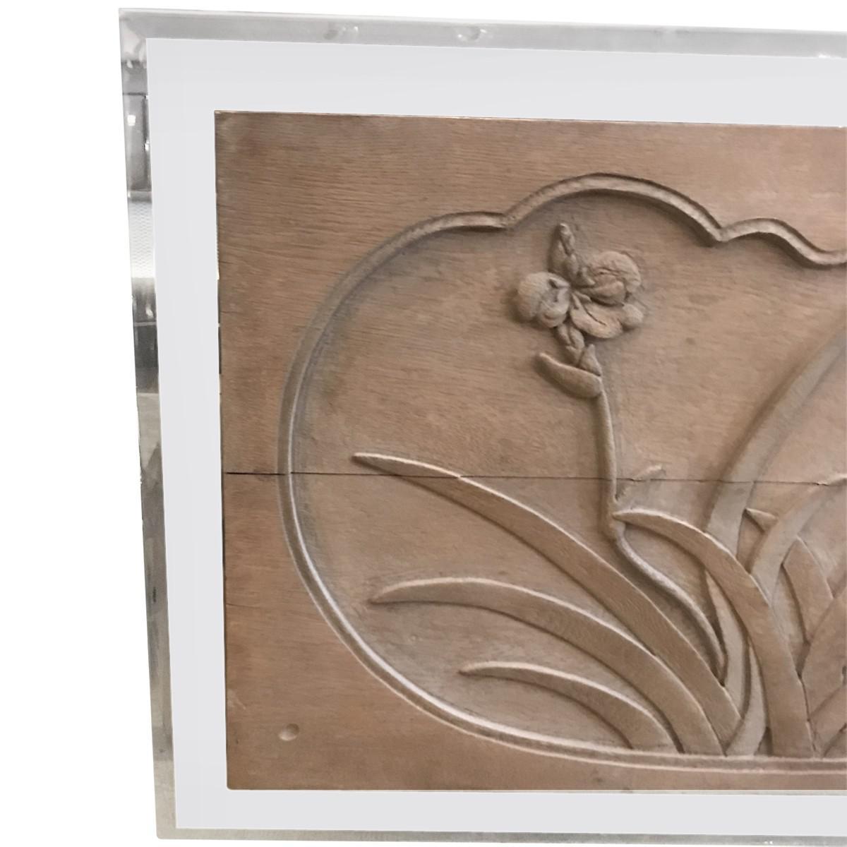 Floral-Relief aus geschnitzter Eiche auf Acrylplatte montiert (Adirondack) im Angebot