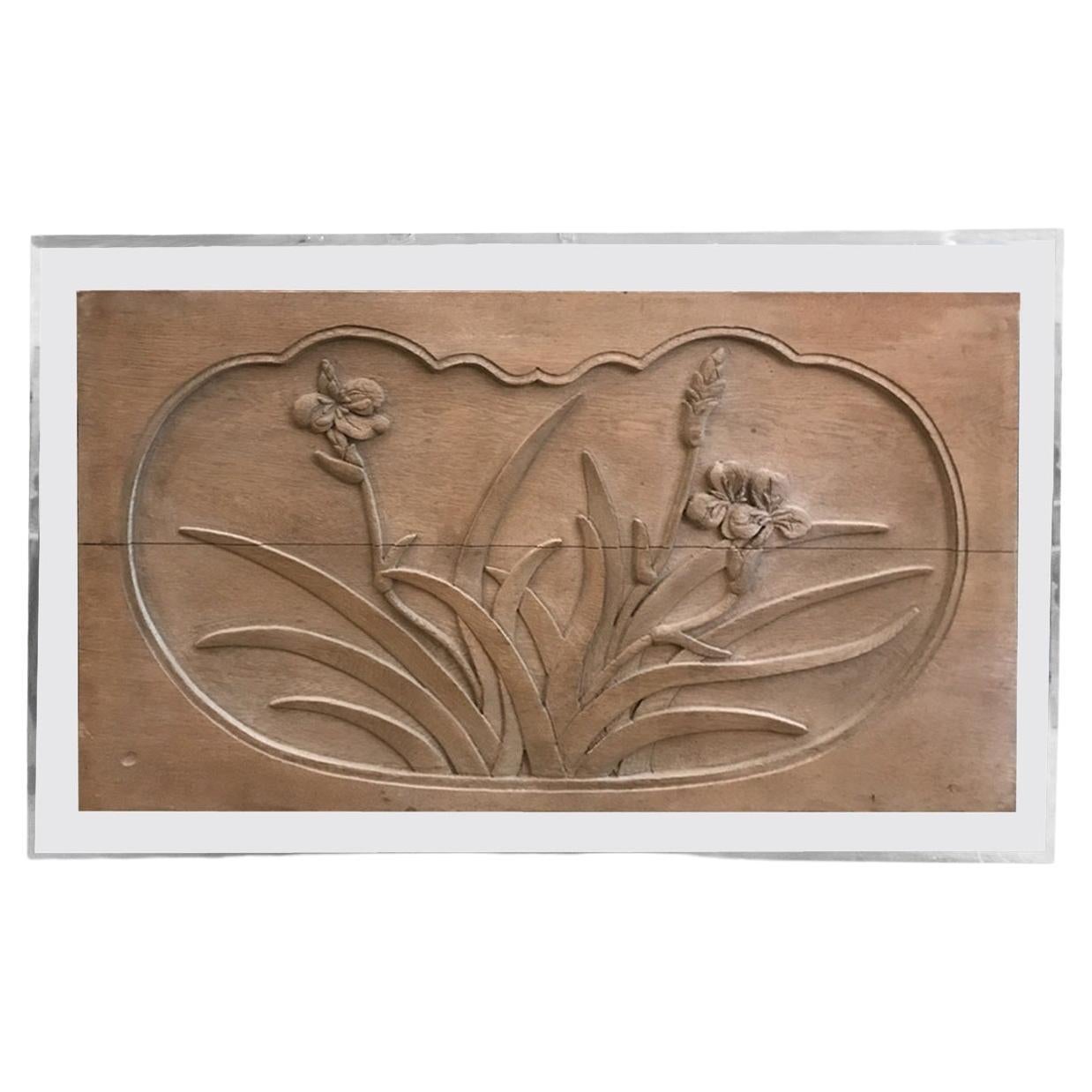 Floral-Relief aus geschnitzter Eiche auf Acrylplatte montiert im Angebot