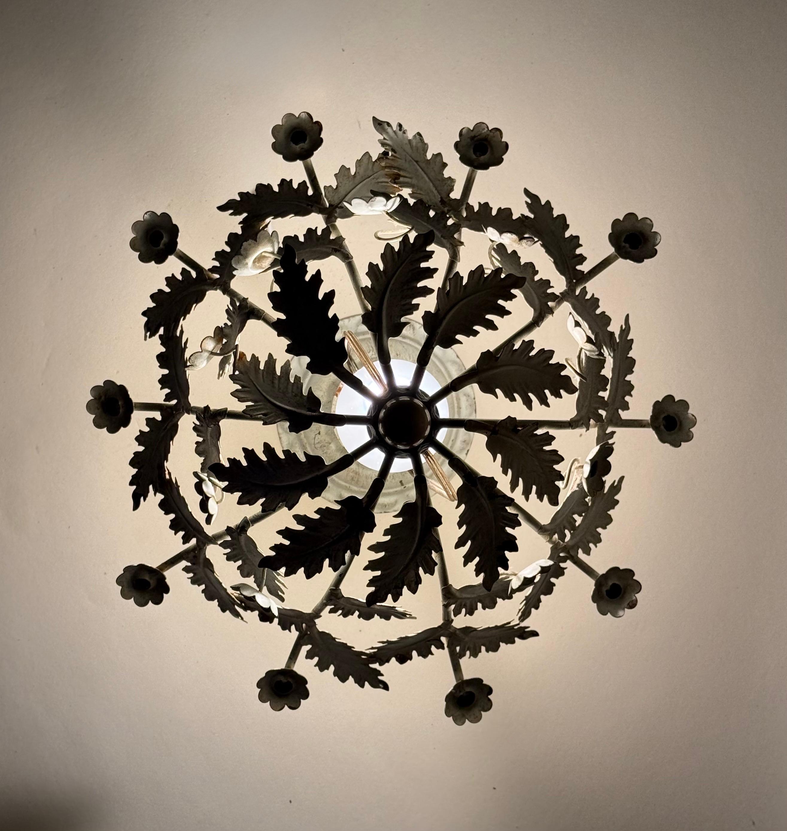 Plafoniera floreale con fiori e foglie bianche in vendita 2