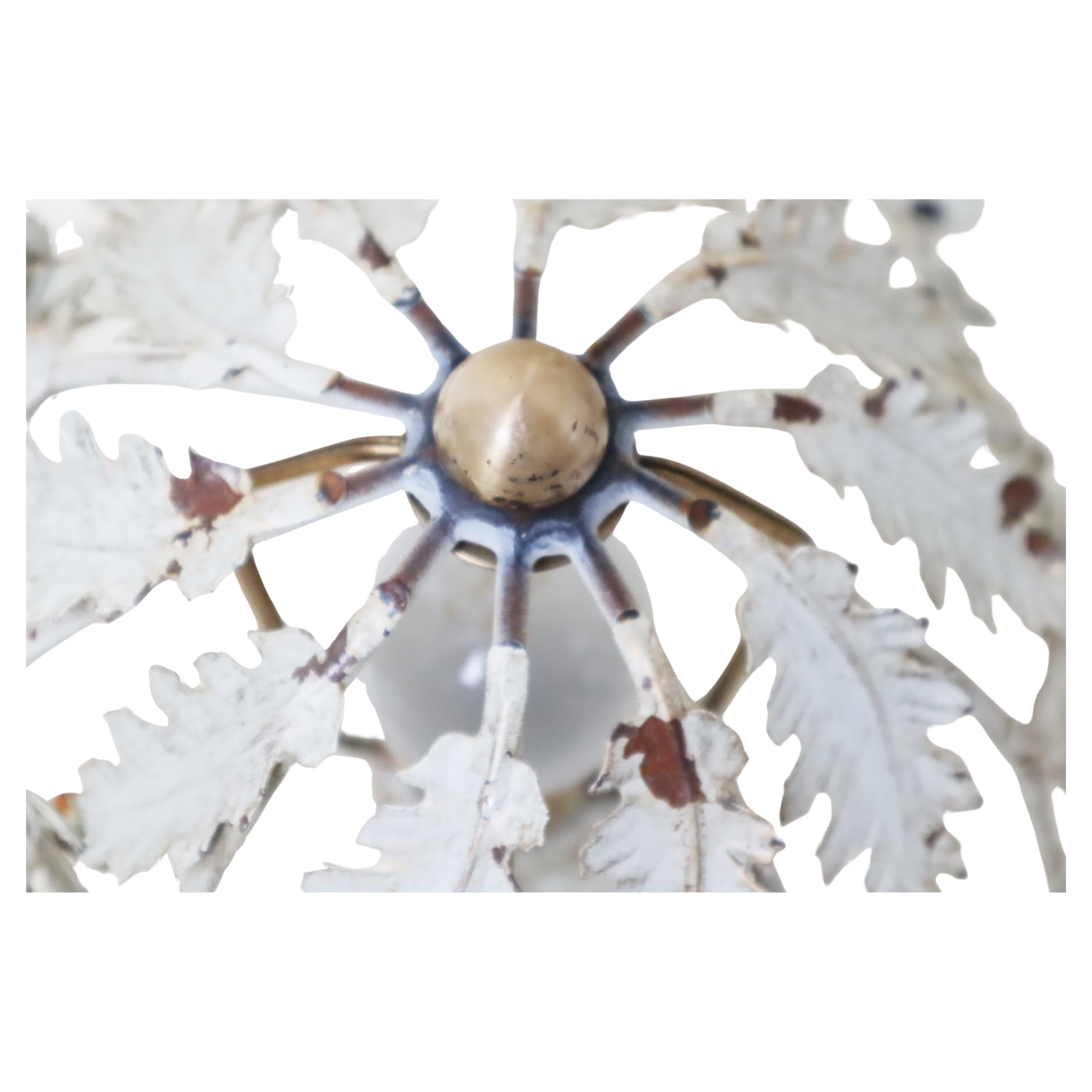 Francese Plafoniera floreale con fiori e foglie bianche in vendita