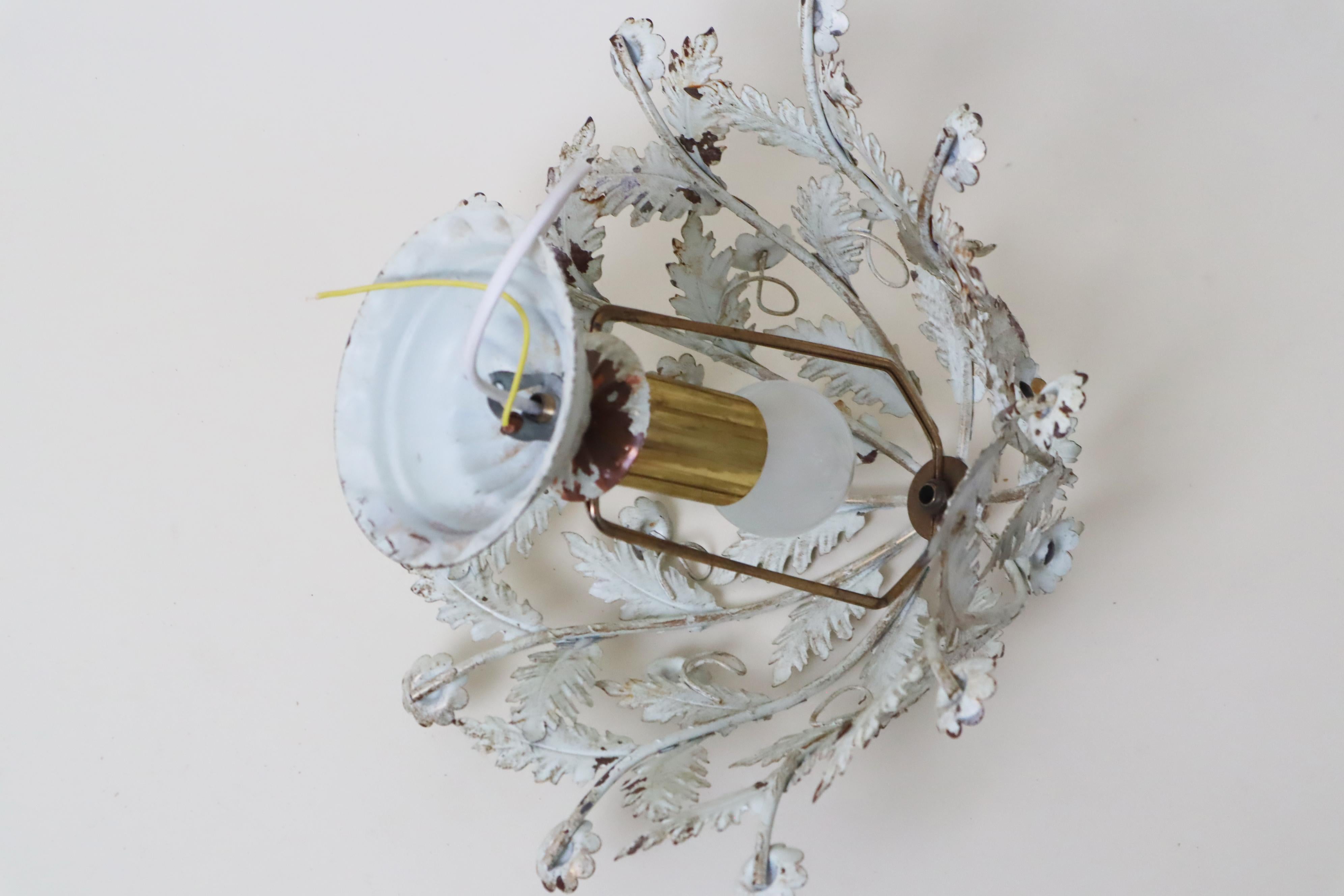 Fatto a mano Plafoniera floreale con fiori e foglie bianche in vendita