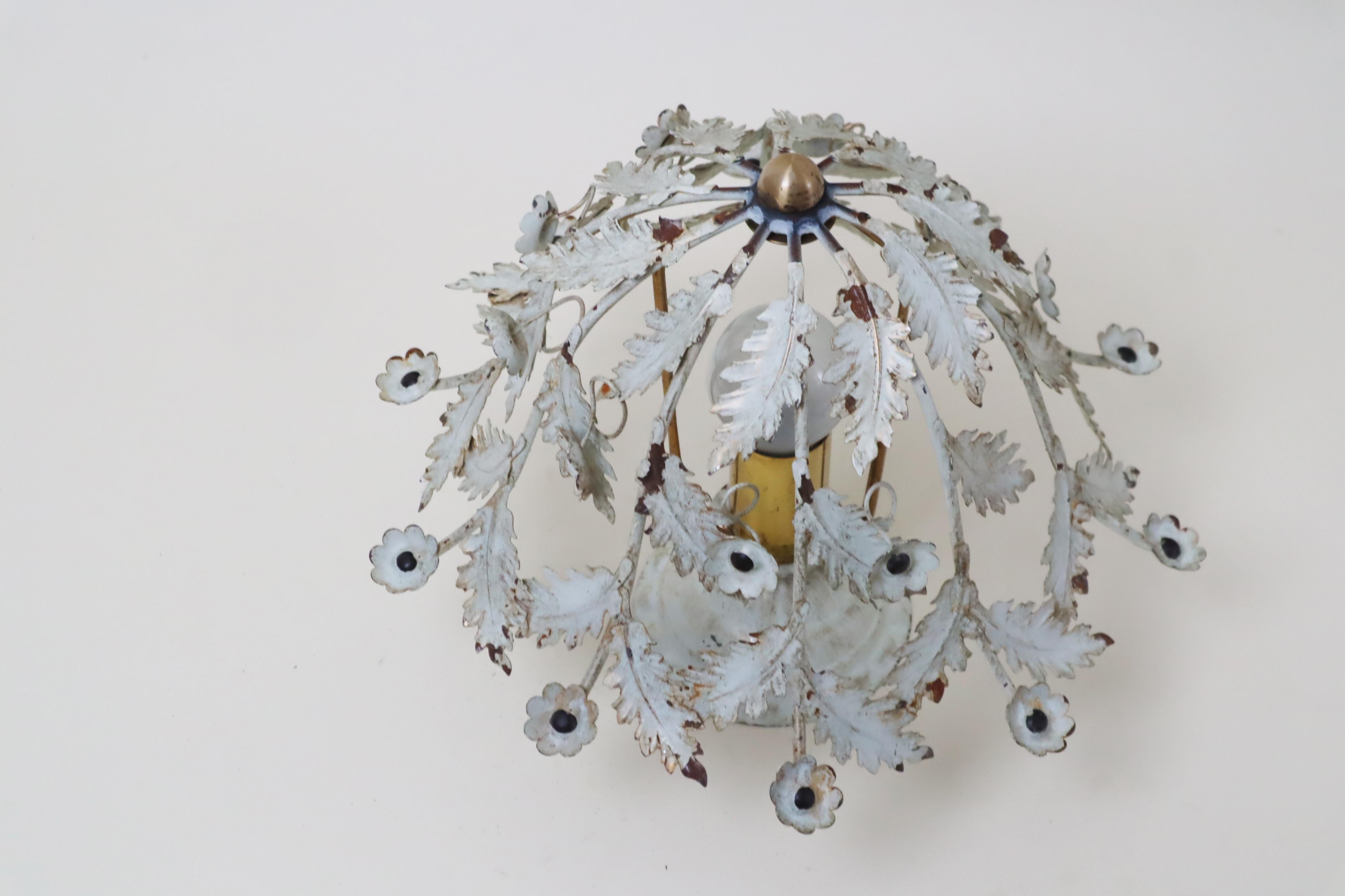 Plafoniera floreale con fiori e foglie bianche In condizioni discrete in vendita a Hannover, DE