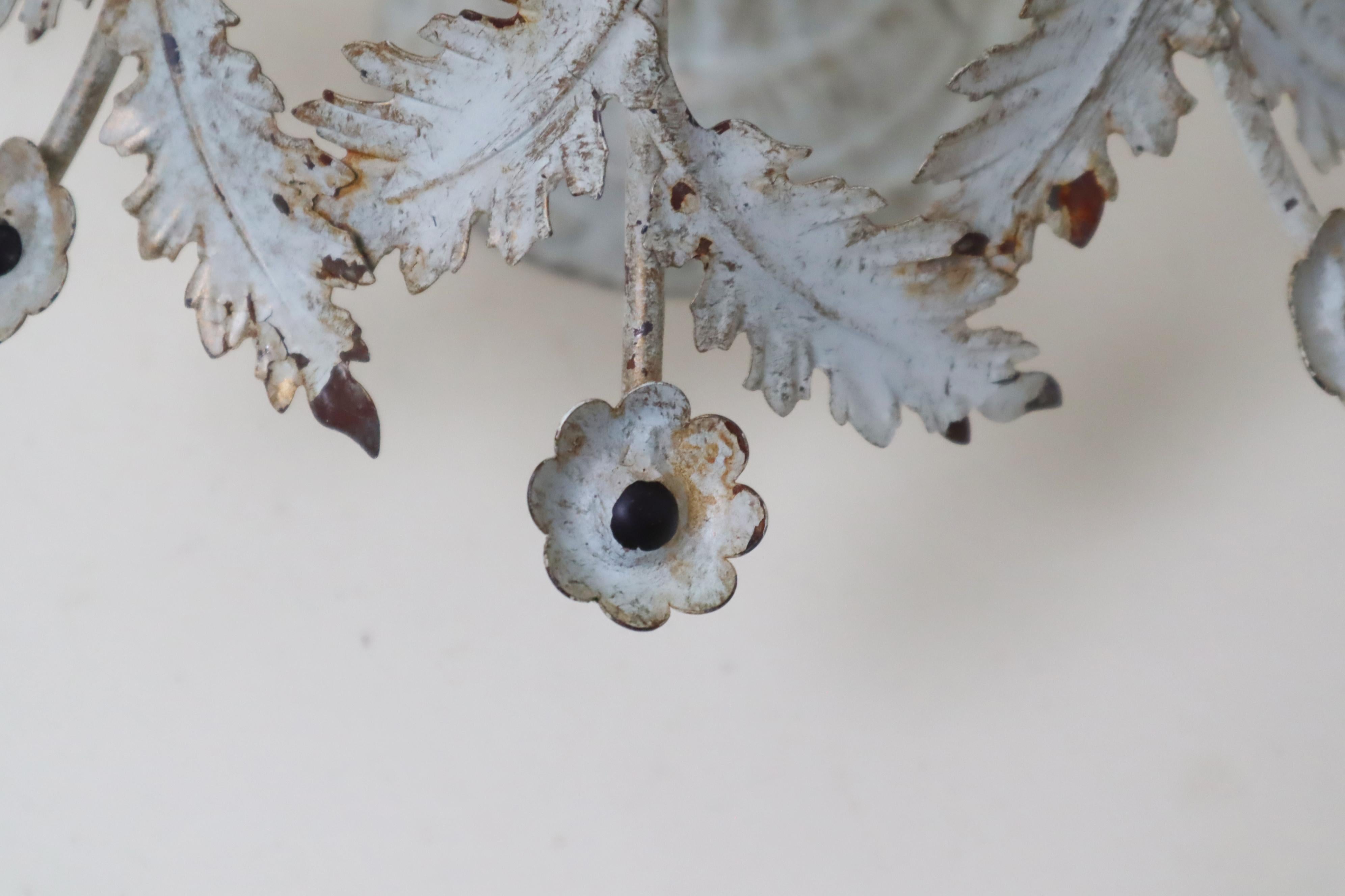 Metà XX secolo Plafoniera floreale con fiori e foglie bianche in vendita