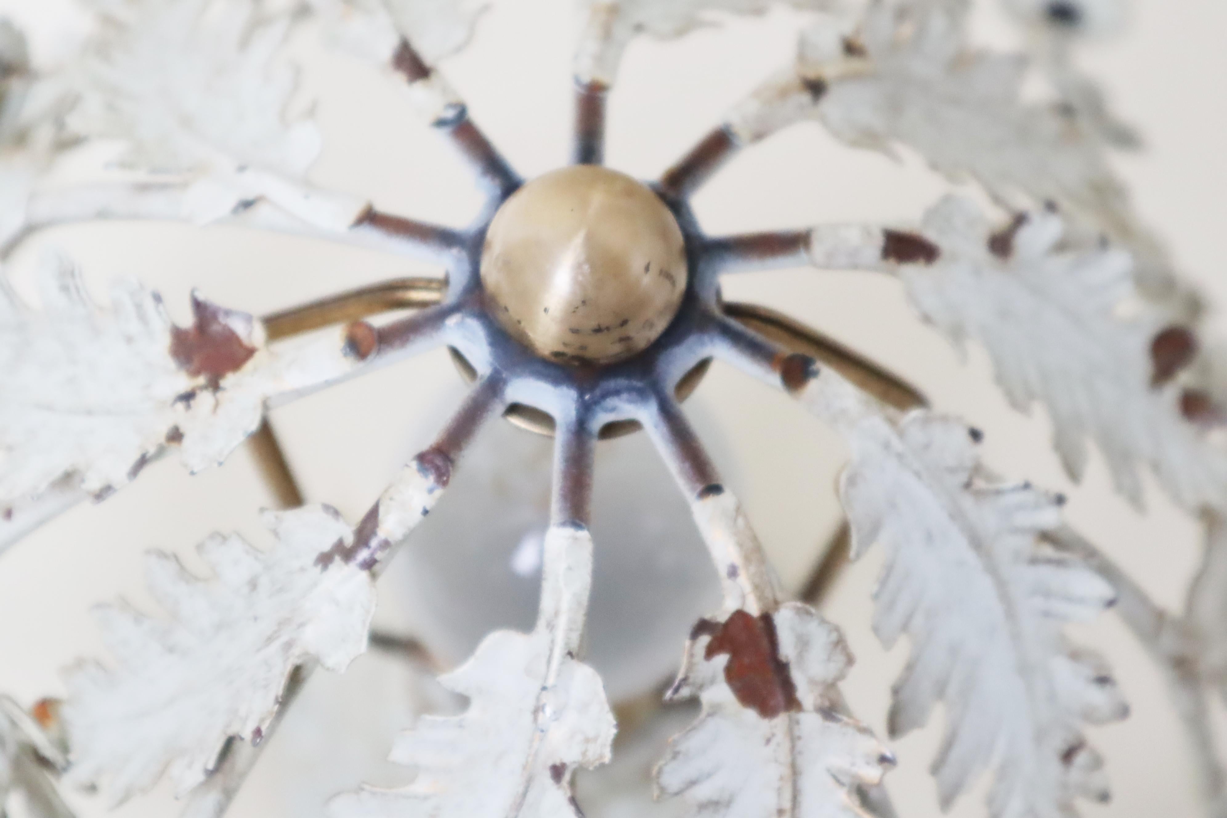 Ottone Plafoniera floreale con fiori e foglie bianche in vendita