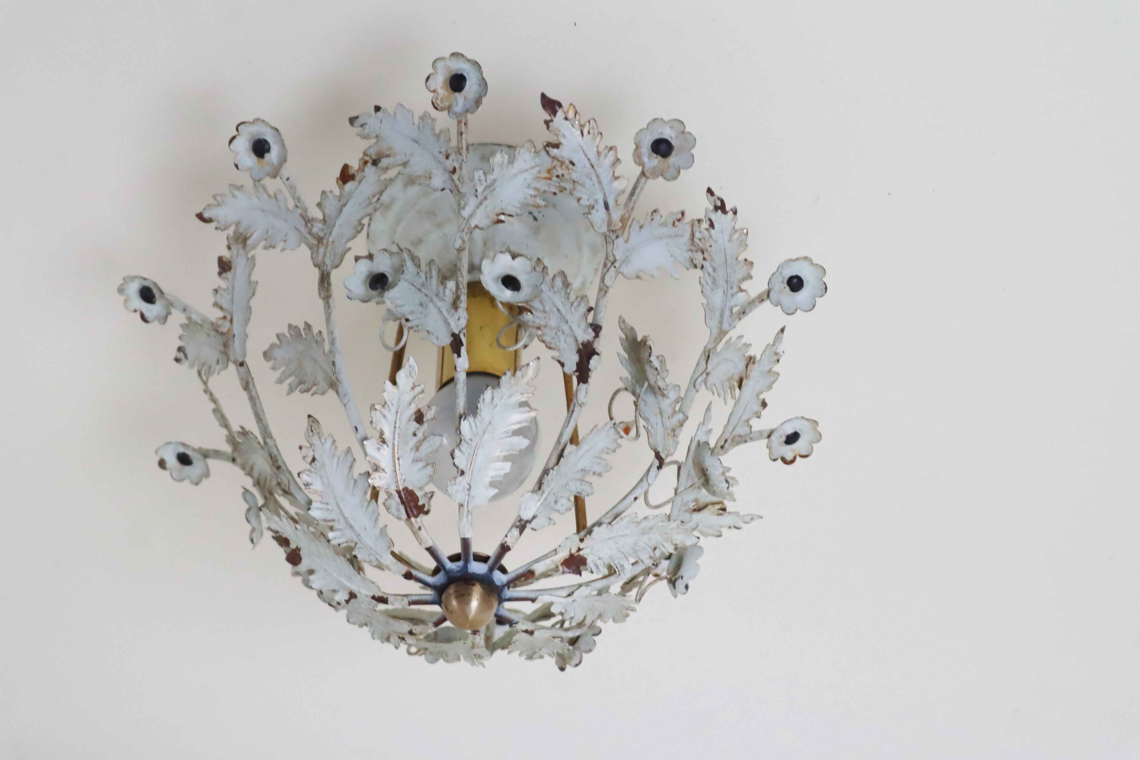 Plafoniera floreale con fiori e foglie bianche in vendita 1