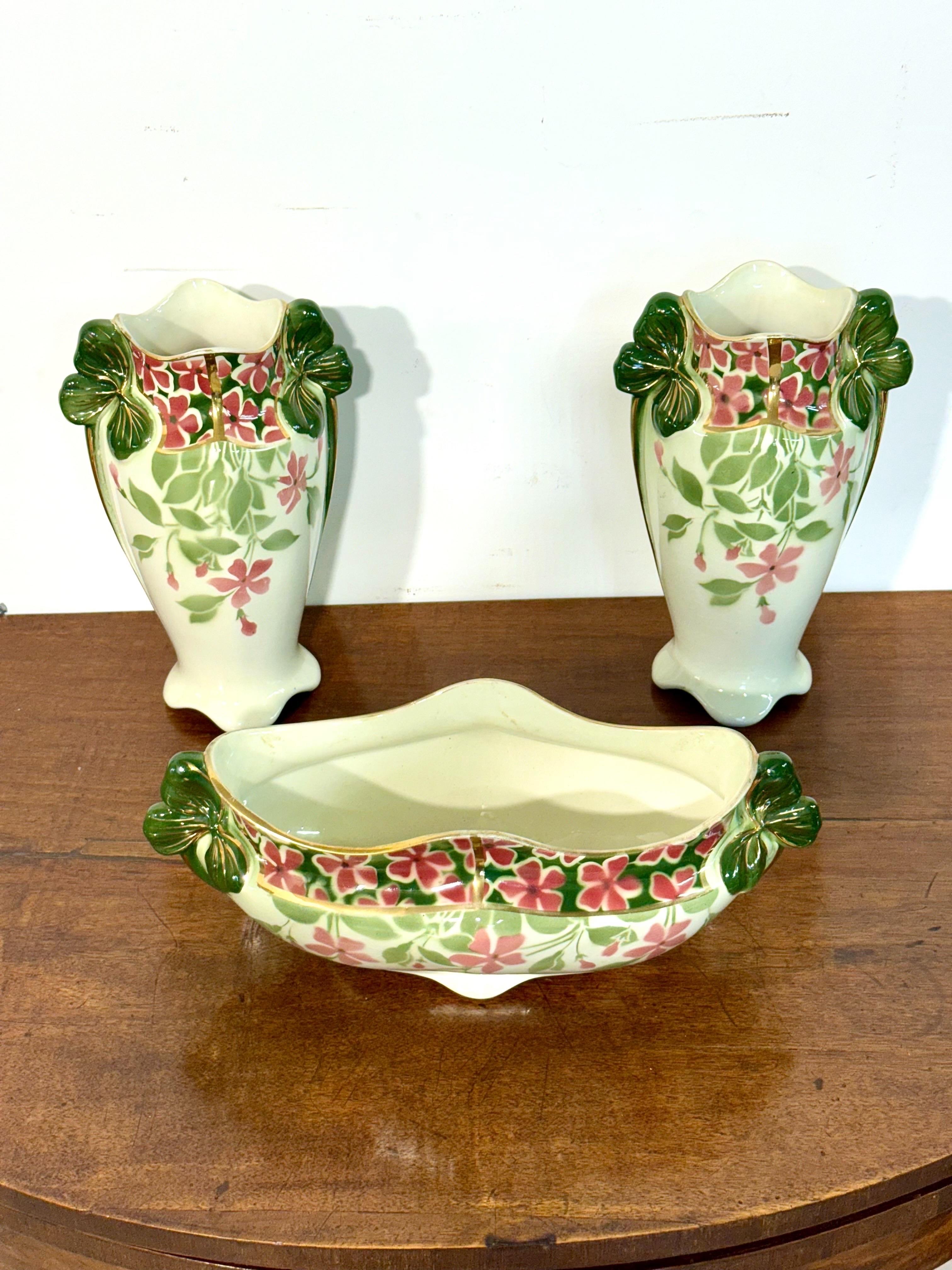 Garniture florale en céramique 