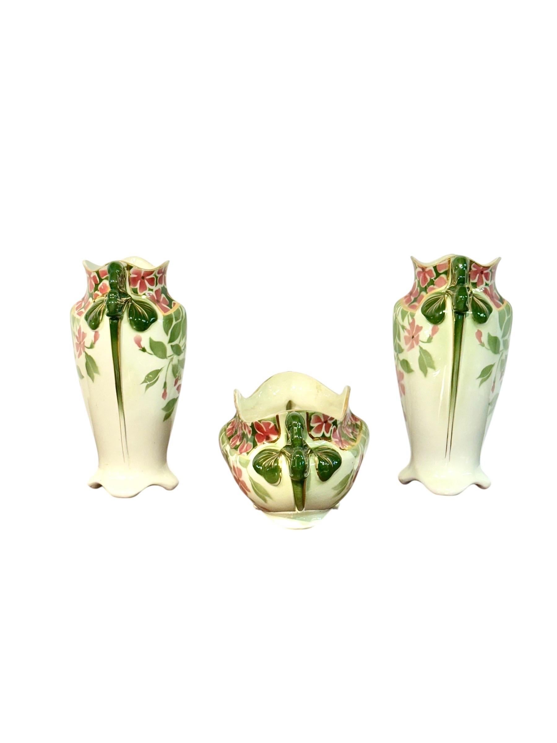 Ce magnifique ensemble de trois pièces en céramique a été fabriqué par Keller & Guérin à Luneville, en France, et présente le charmant motif 