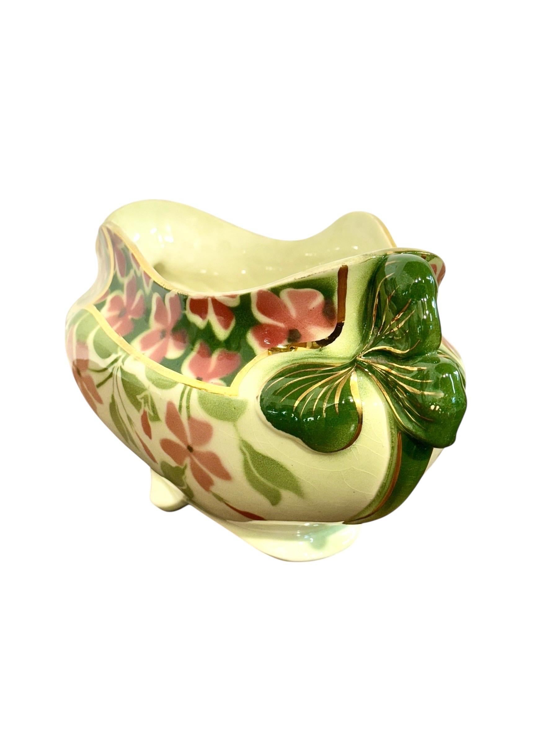 20ième siècle Garniture florale en céramique 