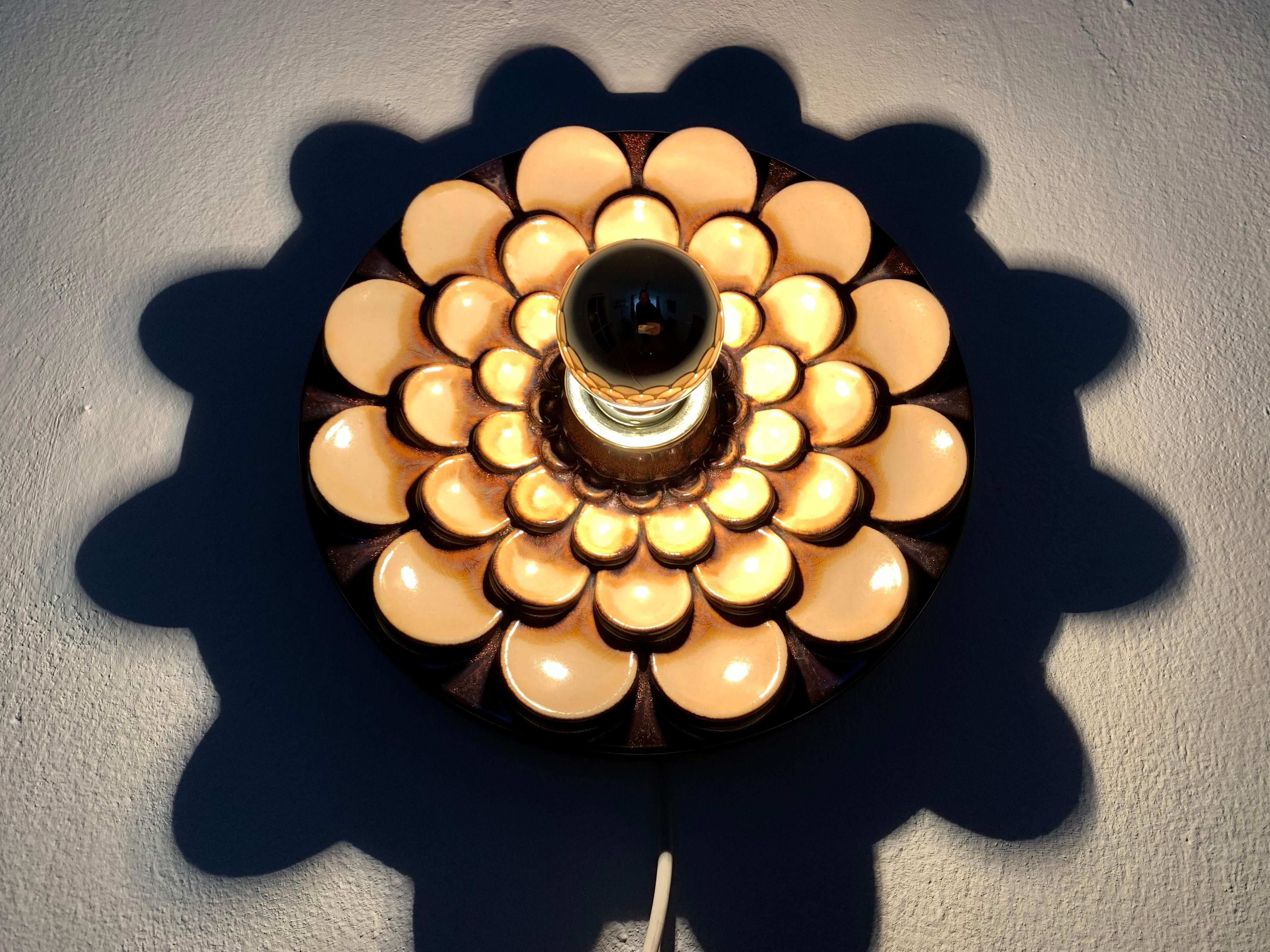 Lampe murale en céramique à fleurs en vente 5