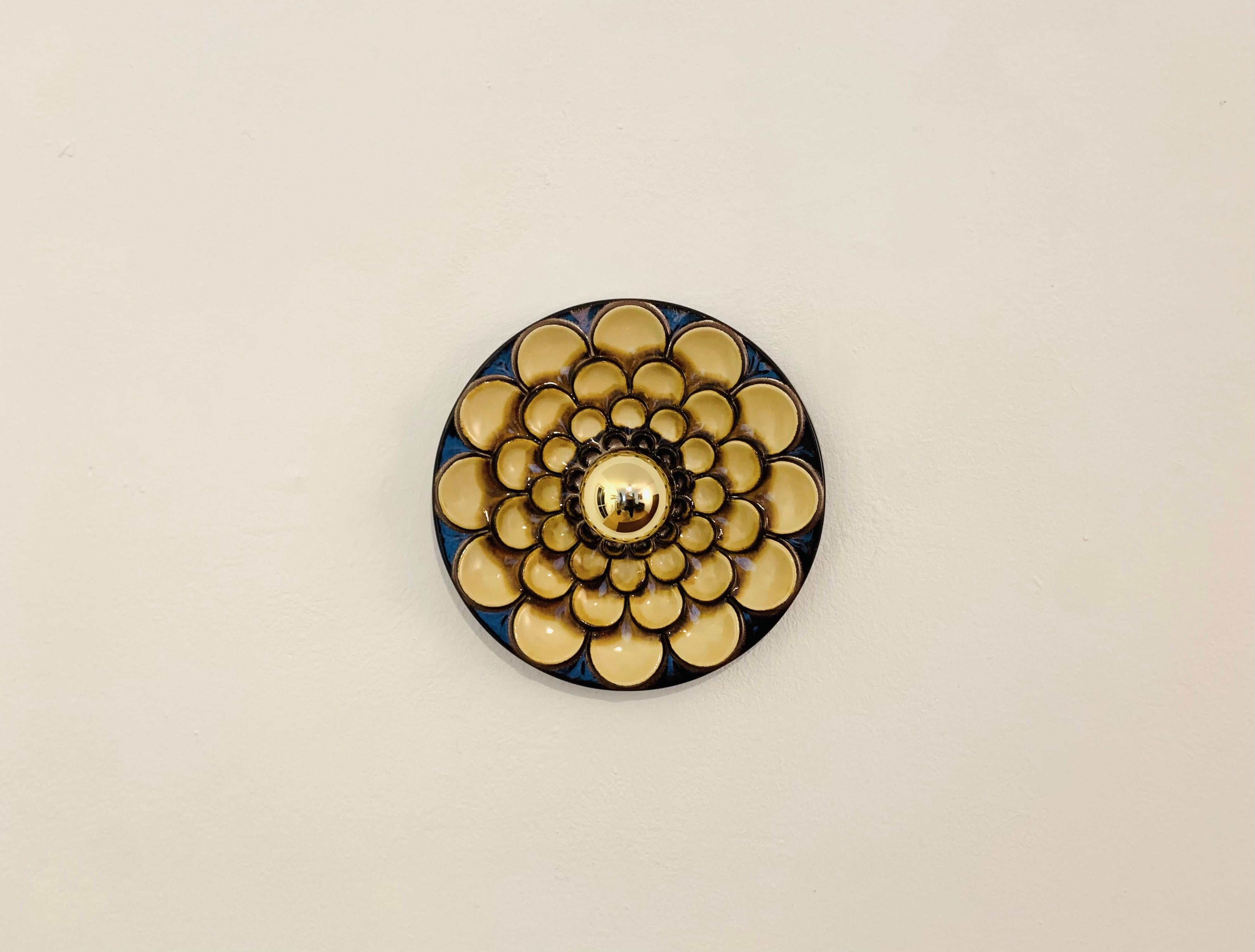 Allemand Lampe murale en céramique à fleurs en vente