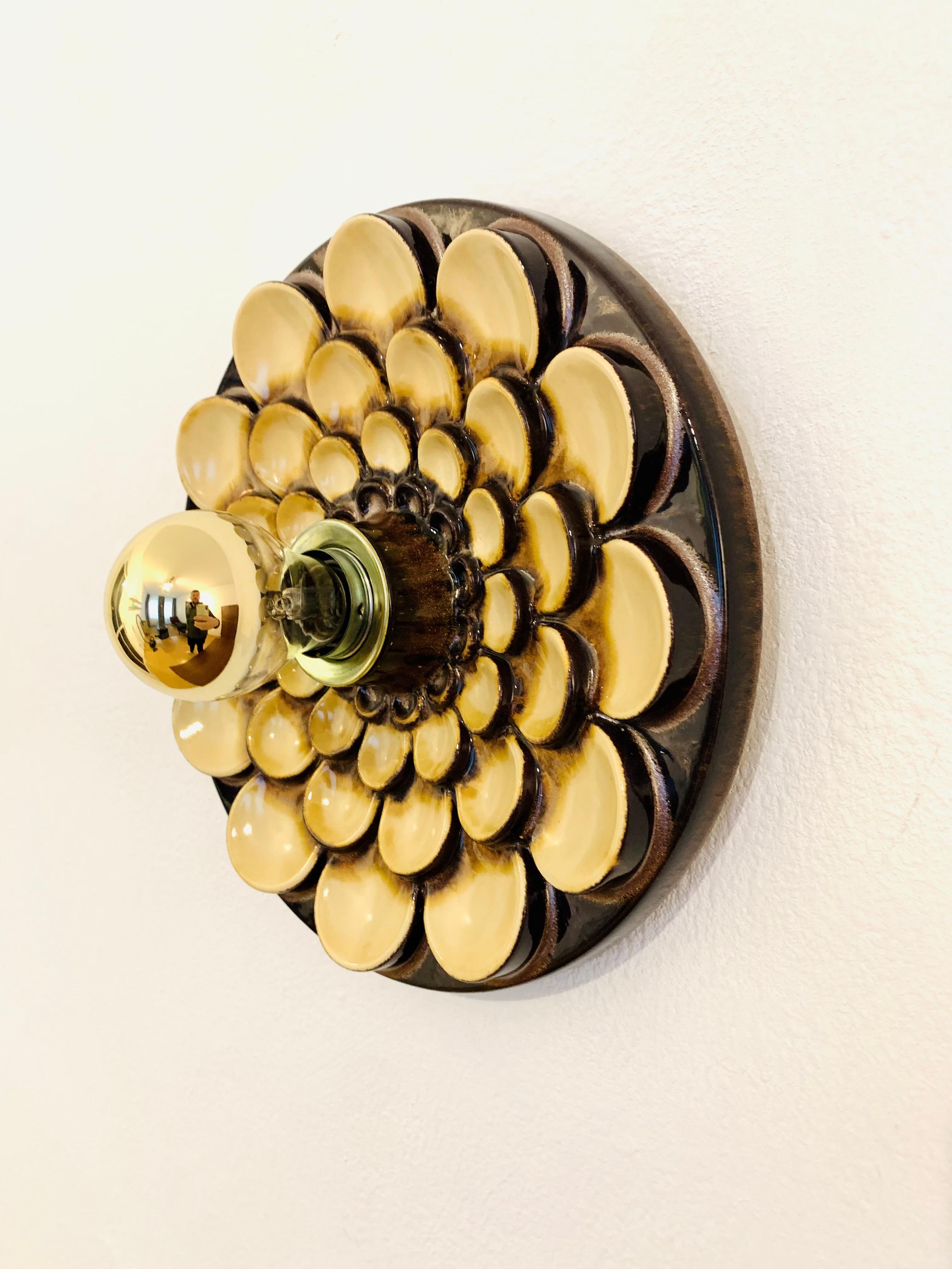 Milieu du XXe siècle Lampe murale en céramique à fleurs en vente