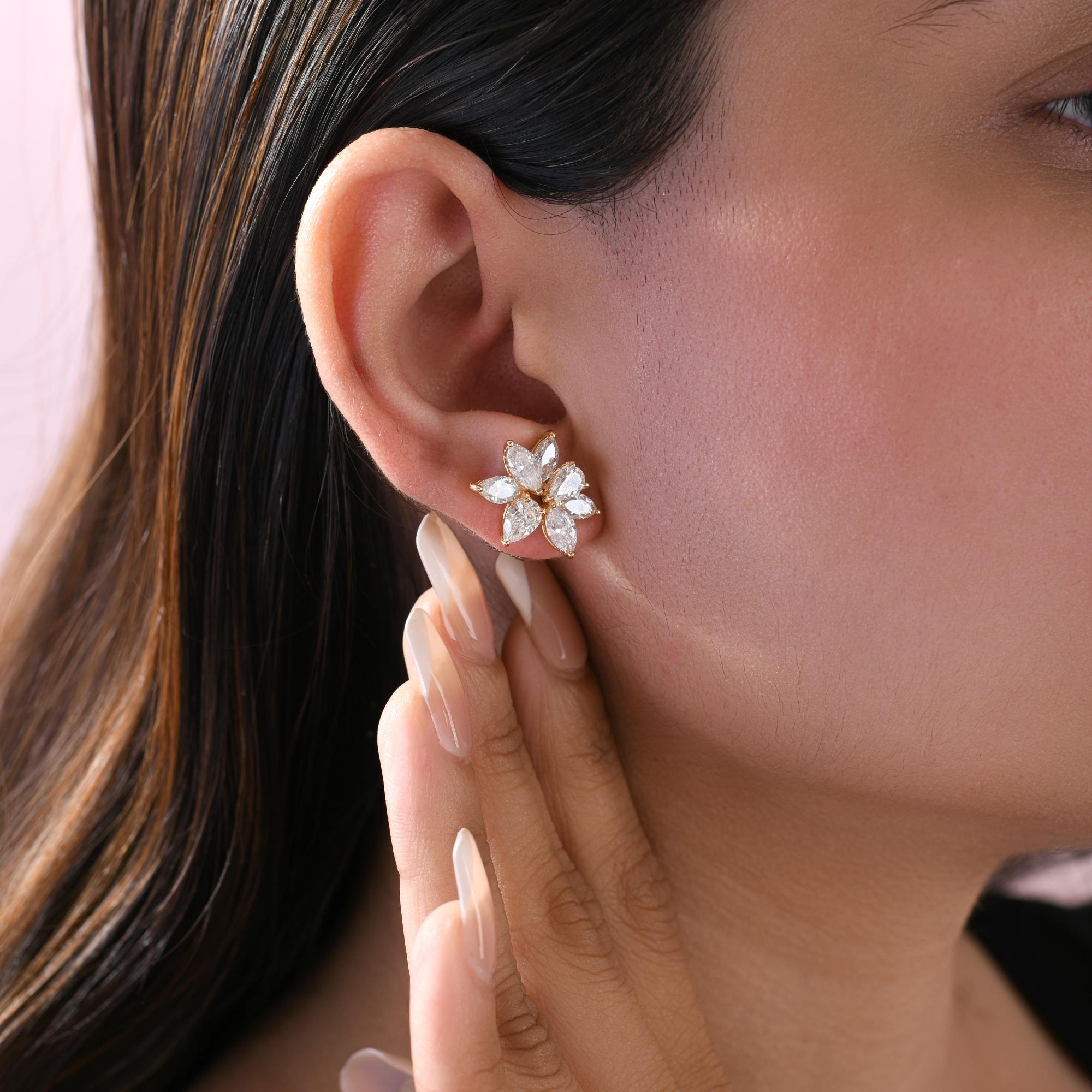 Boucles d'oreilles en or jaune 18k ornées de diamants Marquise certifiés floraux
Ces étonnantes boucles d'oreilles florales sont conçues dans un design radieux, avec des grappes de diamants simulés de taille marquise disposés de manière à créer un