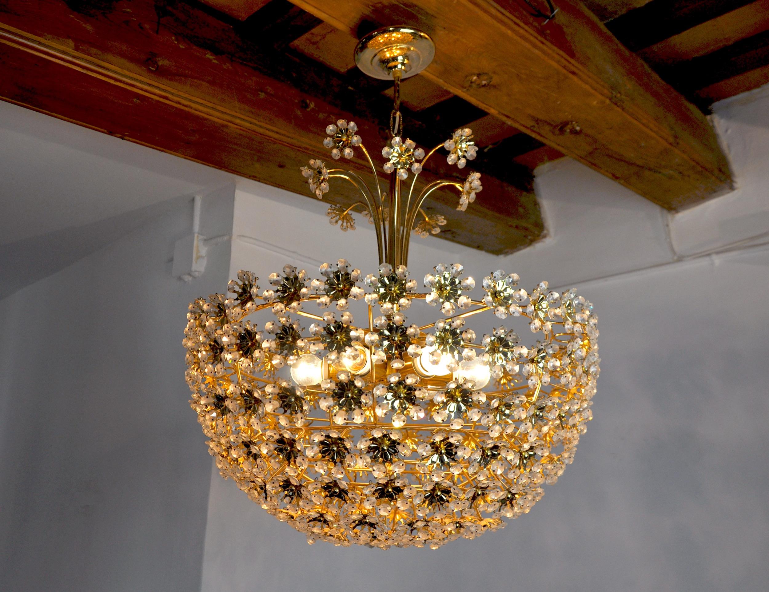 Superb and rare xxl floral chandelier designed and produced by bakalowits & söhne in austria in the 1970s.
Golden structure composed of crystals cut in perfect condition.
Rare design object that will illuminate your interior perfectly.
Verified