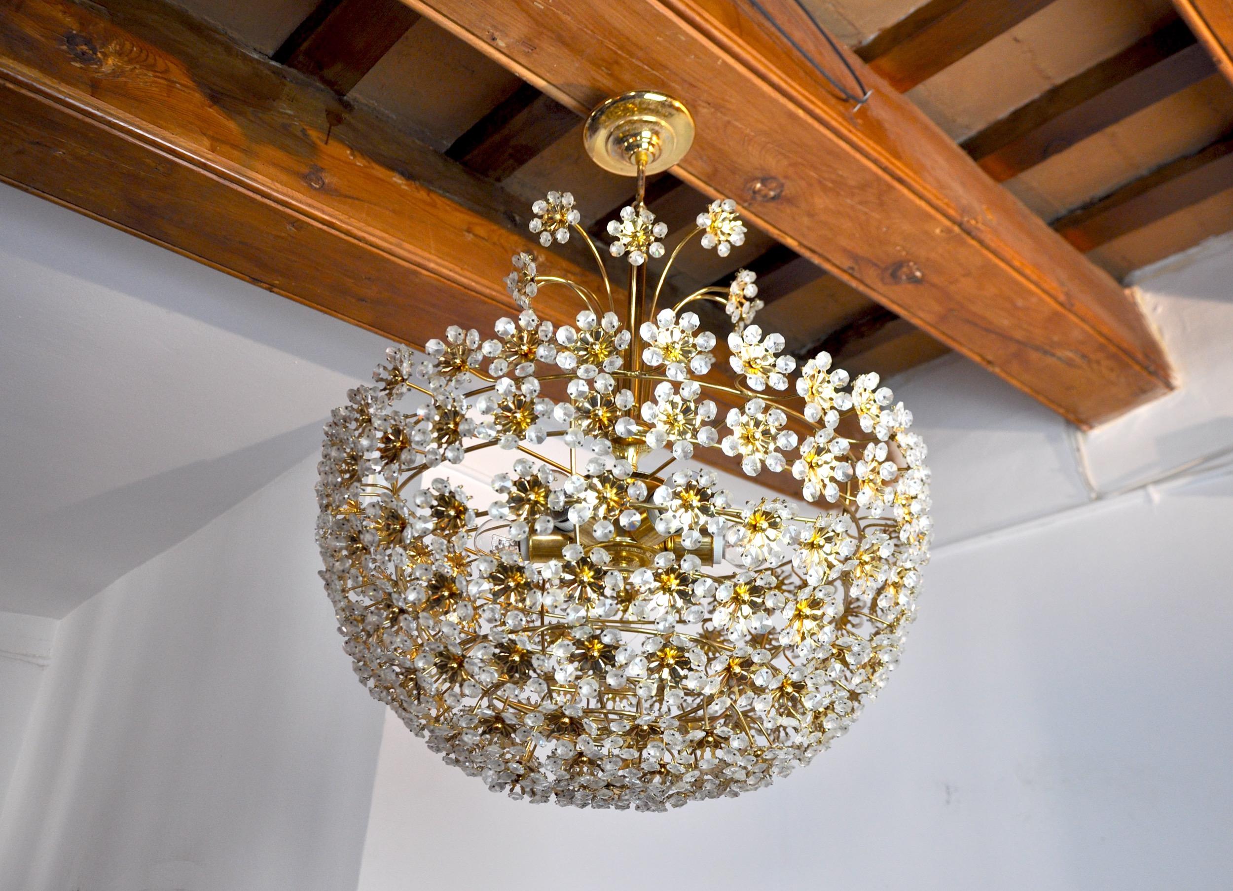Austrian Floral Chandelier in Crystals Cut by Bakalowits and Söhne, Austria, 1970 For Sale