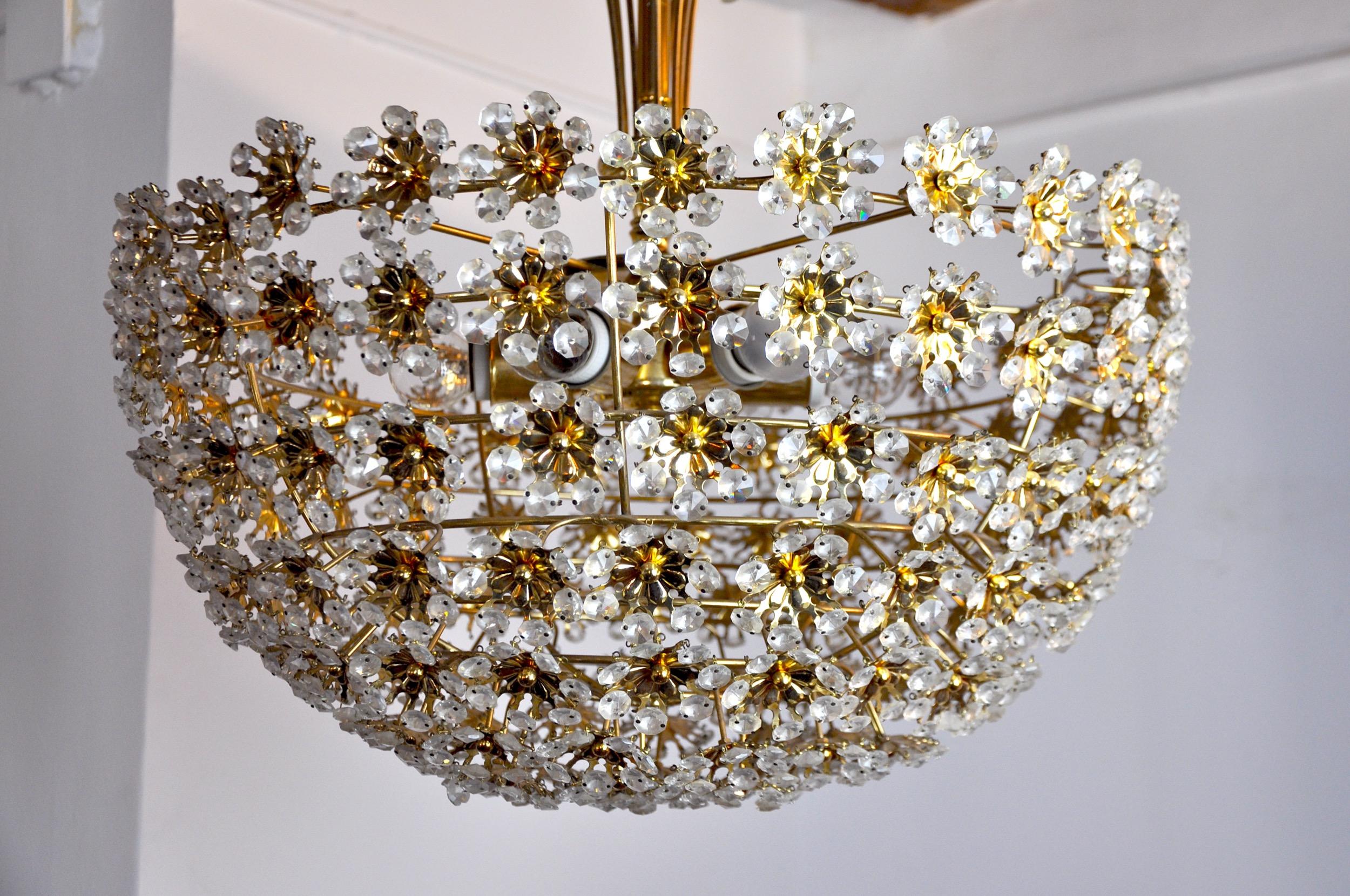 Floral Chandelier in Crystals Cut by Bakalowits and Söhne, Austria, 1970 In Good Condition For Sale In BARCELONA, ES