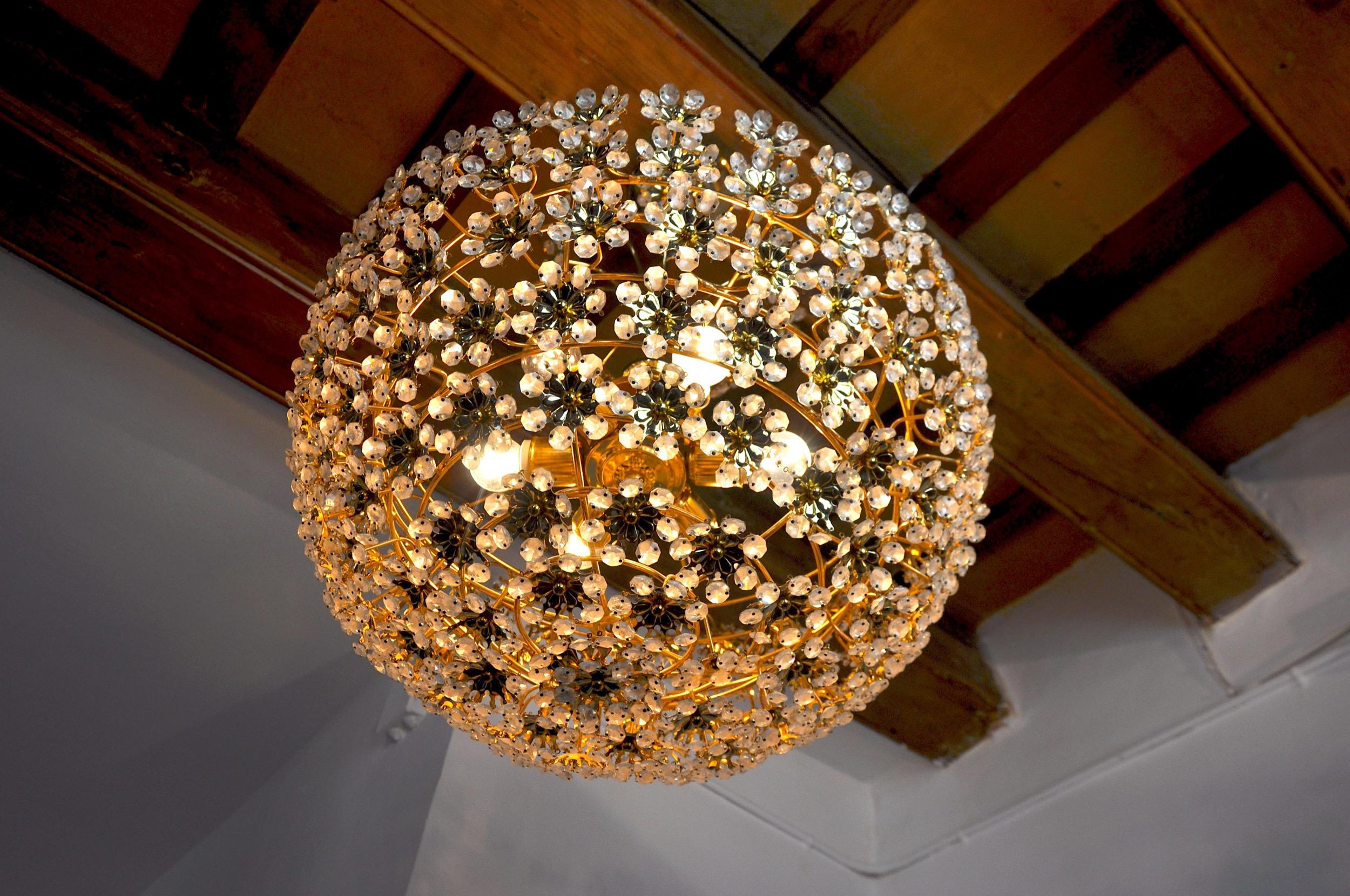 Floral Chandelier in Crystals Cut by Bakalowits and Söhne, Austria, 1970 For Sale 1