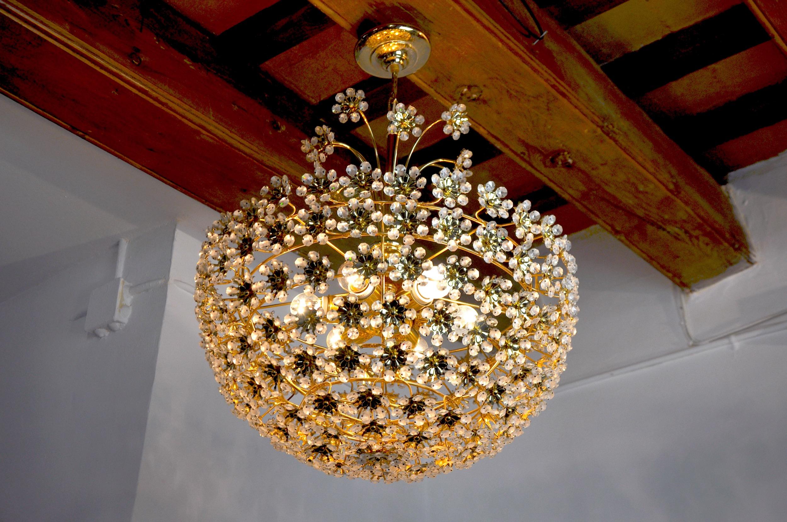 Floral Chandelier in Crystals Cut by Bakalowits and Söhne, Austria, 1970 For Sale 2