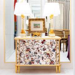 Kommode mit Blumenmuster