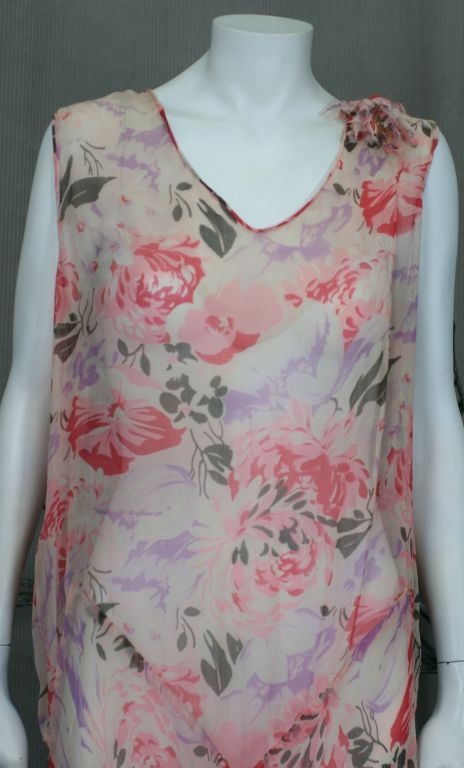 Robe de danseuse des années 1920 en mousseline de soie florale, coupe en biais. Dans des tons de roses foncés et clairs, des fleurs aquarelles avec des feuilles noires en guise de contraste. Fleur en tissu à l'épaule. Non doublé, Excellent