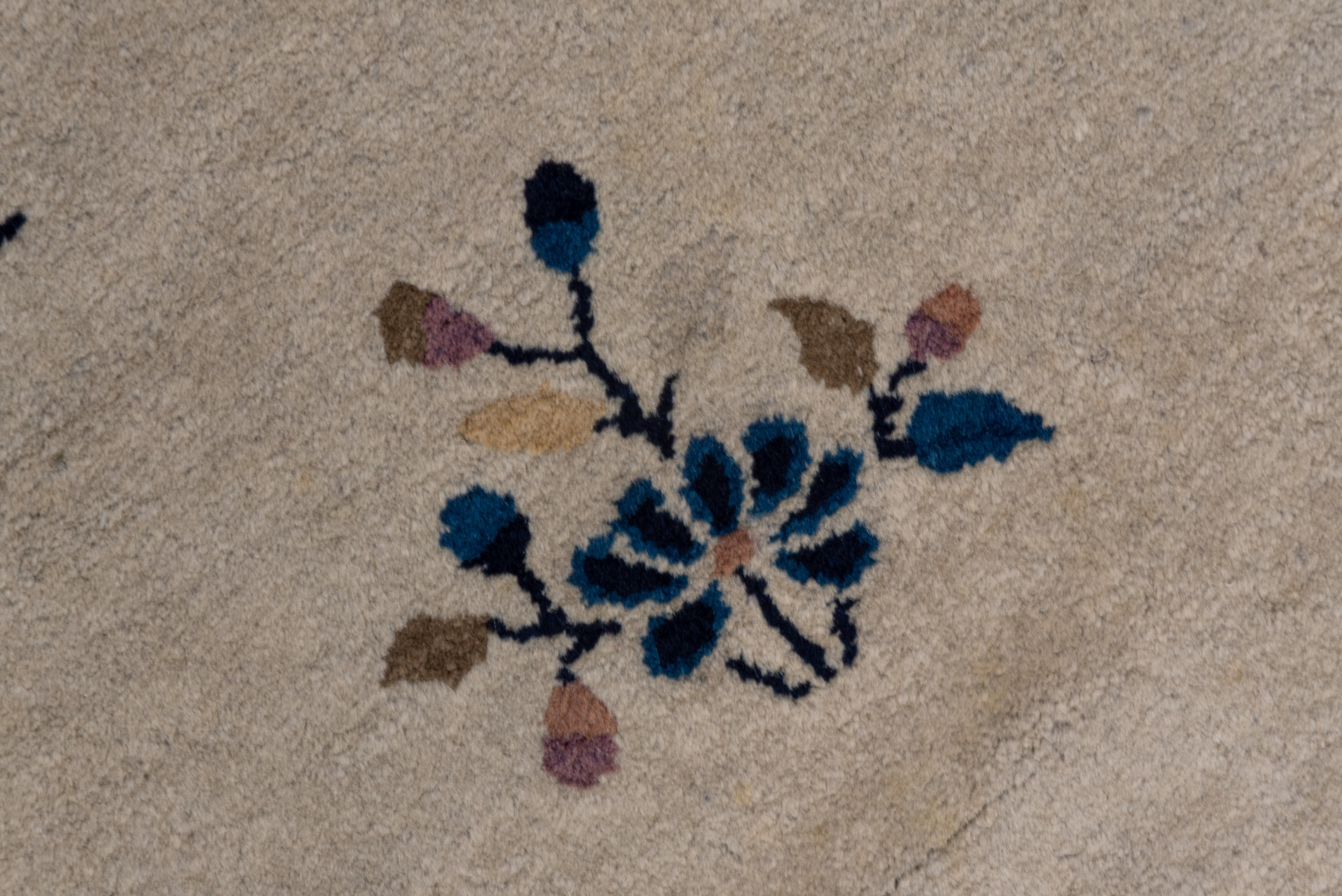 Début du 20ème siècle Tapis chinois à fleurs - champ argenté avec bordure bleue  en vente