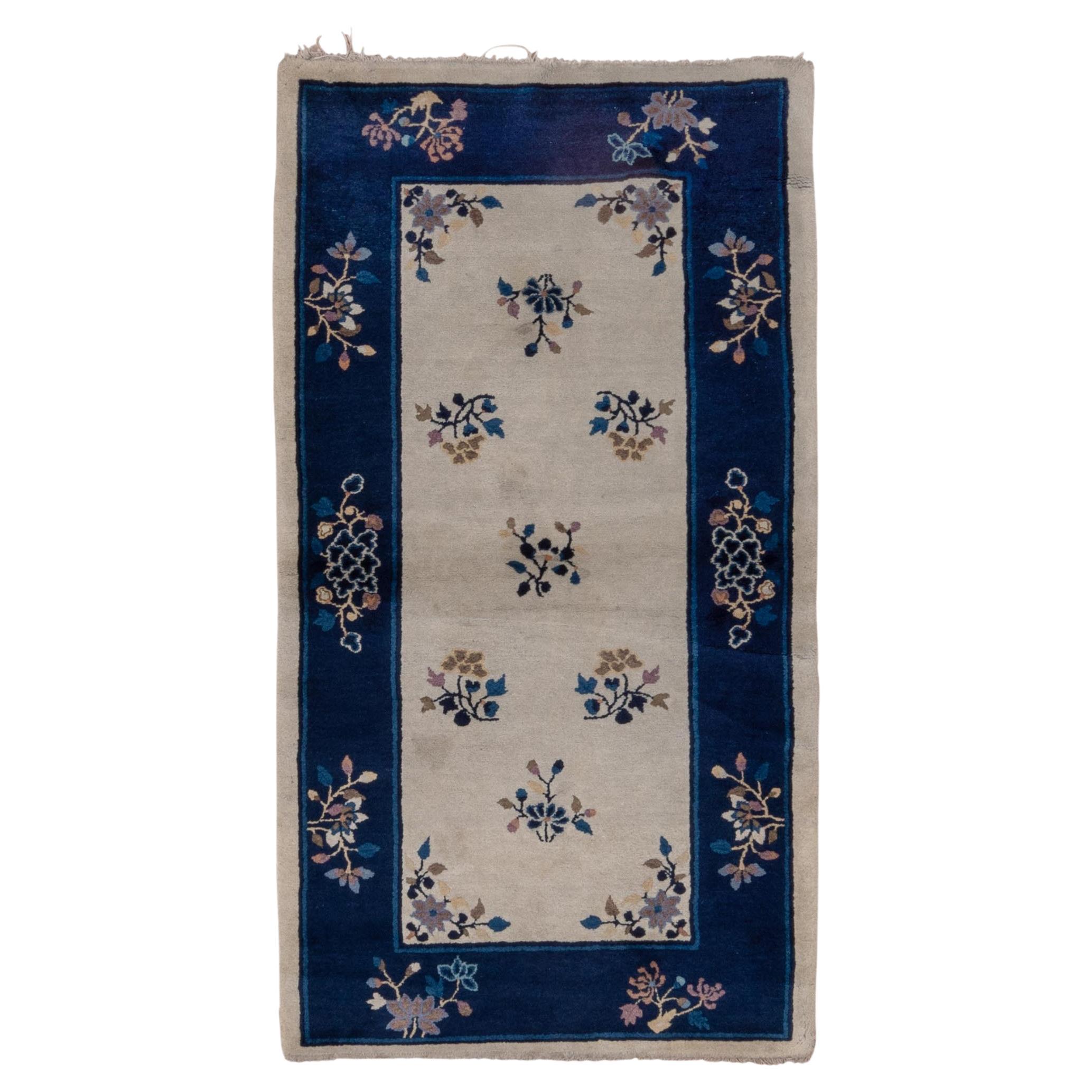 Tapis chinois à fleurs - champ argenté avec bordure bleue  en vente