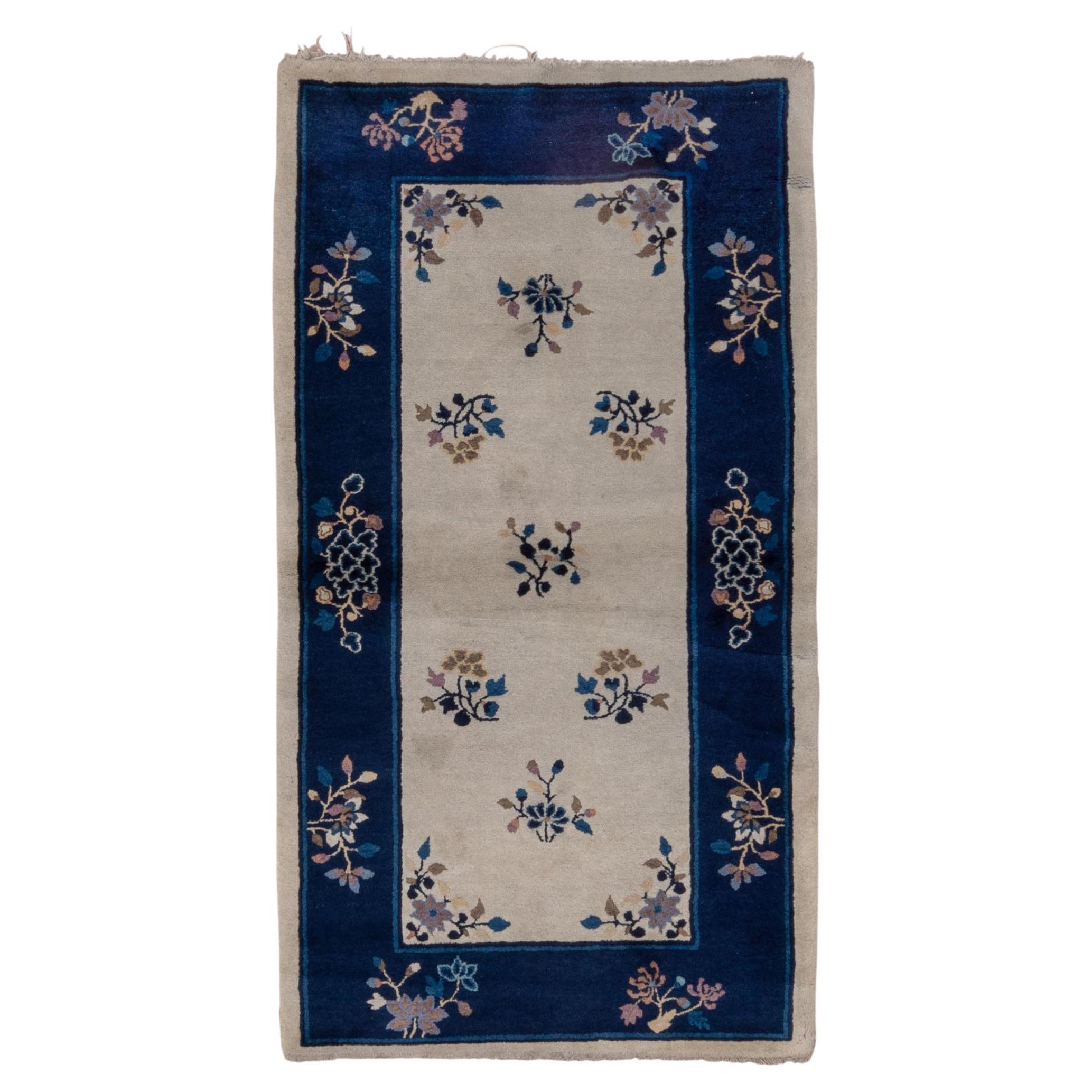 Chinesischer geblümter Teppich - Silberfeld mit blauer Bordüre