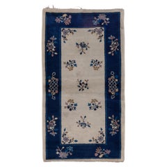 Chinesischer geblümter Teppich - Silberfeld mit blauer Bordüre 