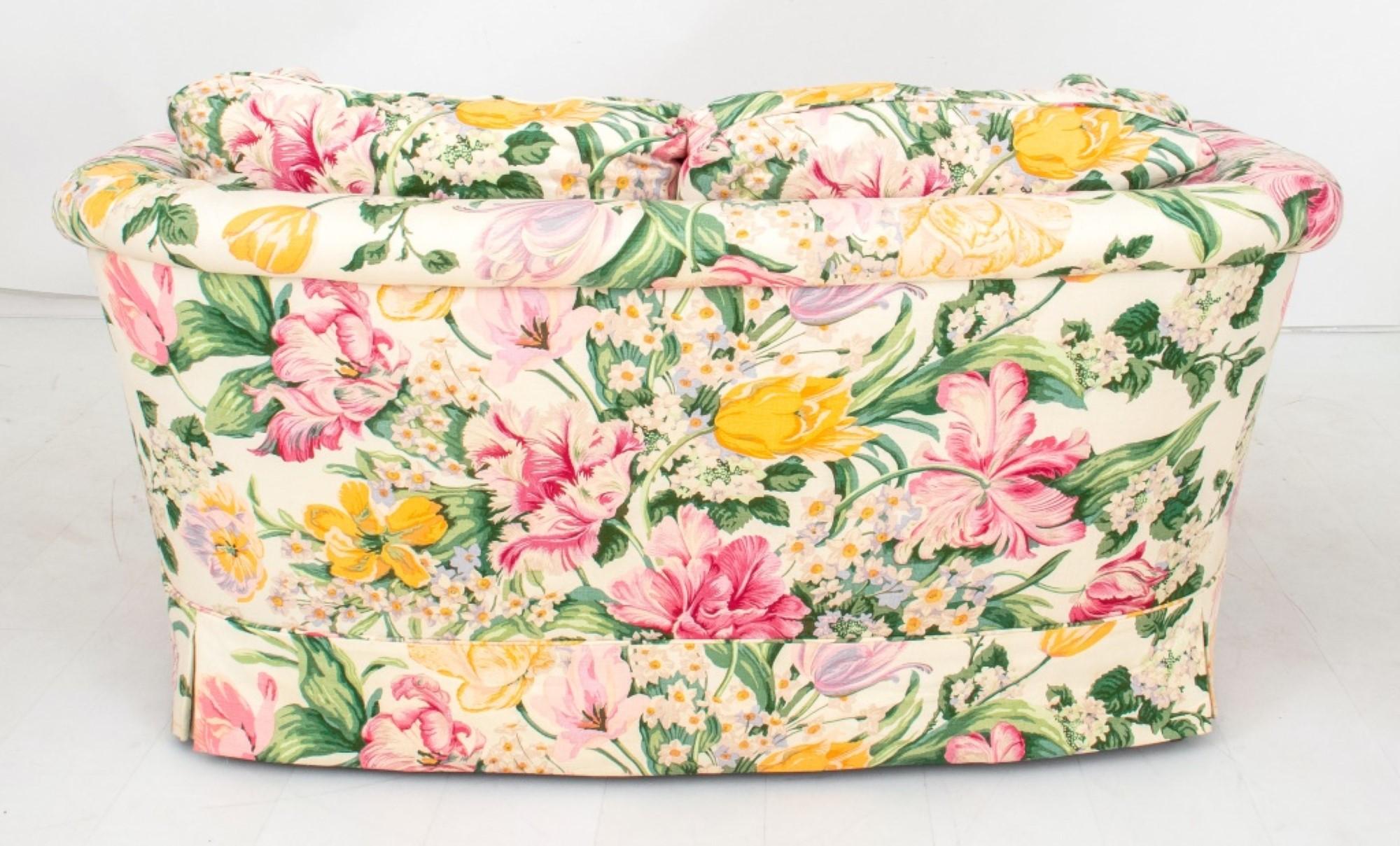 Américain Canapé capitonné recouvert de chintz floral en vente