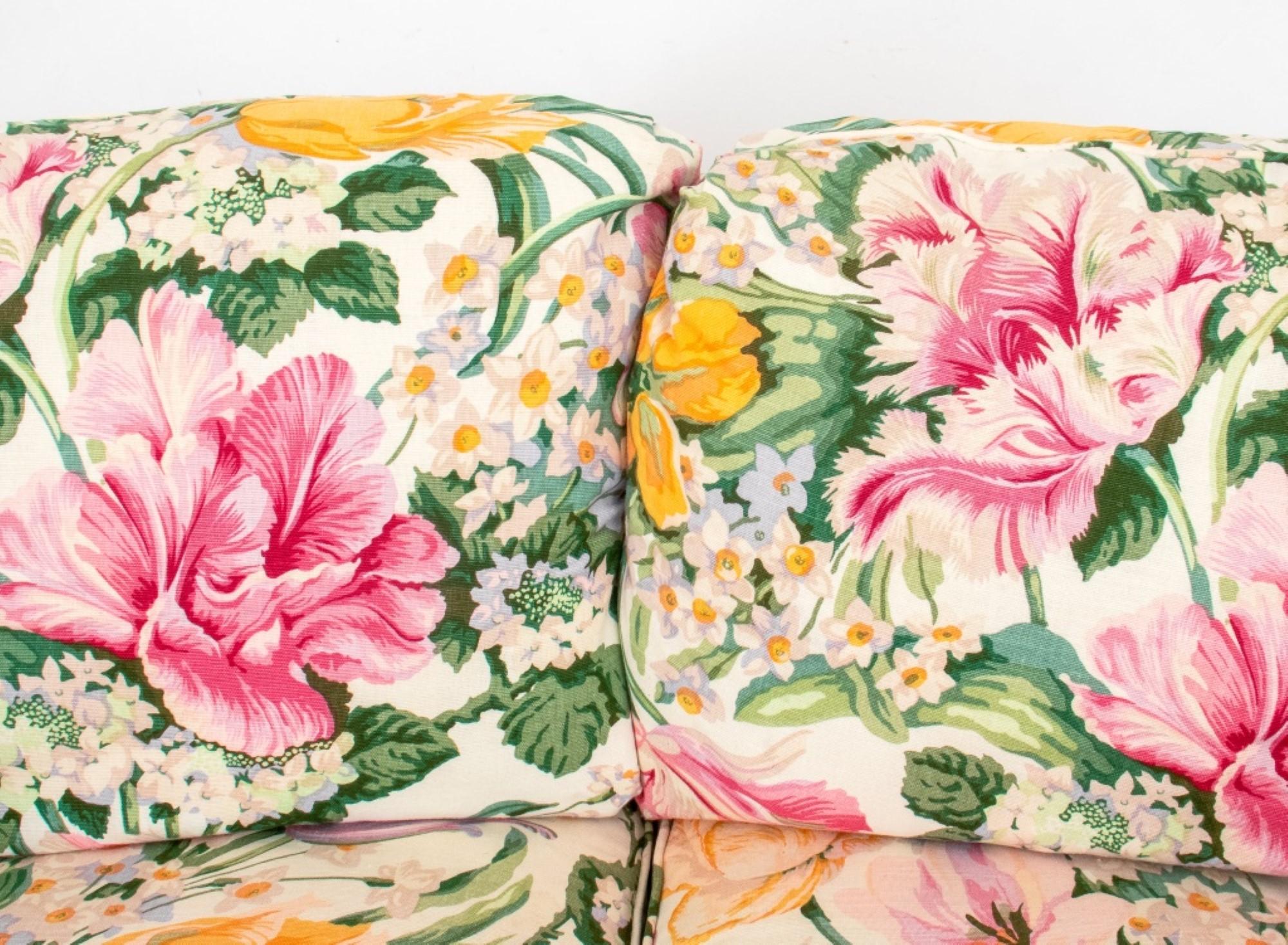 Tissu d'ameublement Canapé capitonné recouvert de chintz floral en vente