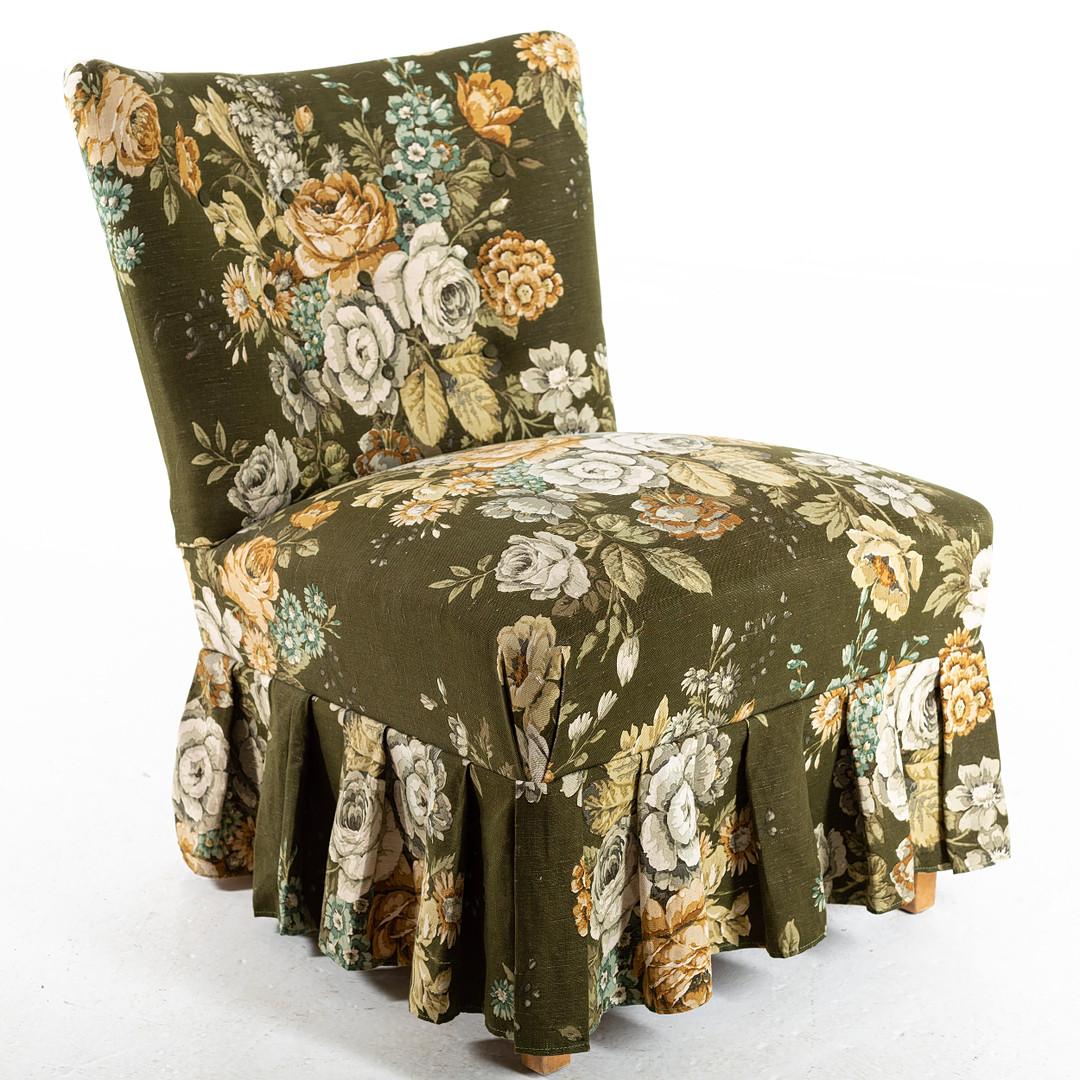 The club chair with floral fabrics dating back to 1900 is a timeless jewel that encapsulates the elegance and refinement of the Belle Époque. This perfectly preserved piece of furniture is a testament to the exceptional craftsmanship and durability