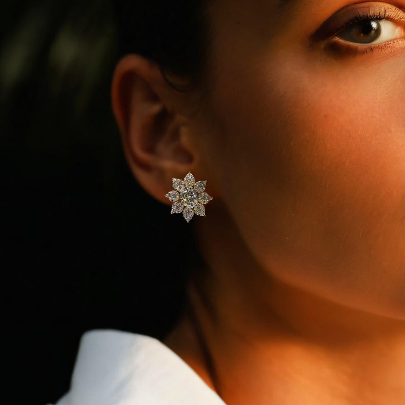 Questi orecchini con diamanti Floral Cluster in oro giallo 14K sono caratterizzati da un'affascinante composizione di diamanti con taglio marquise, pera e rotondo incastonati in oro giallo 14K. Con una silhouette abbagliante, simile a un fiore,