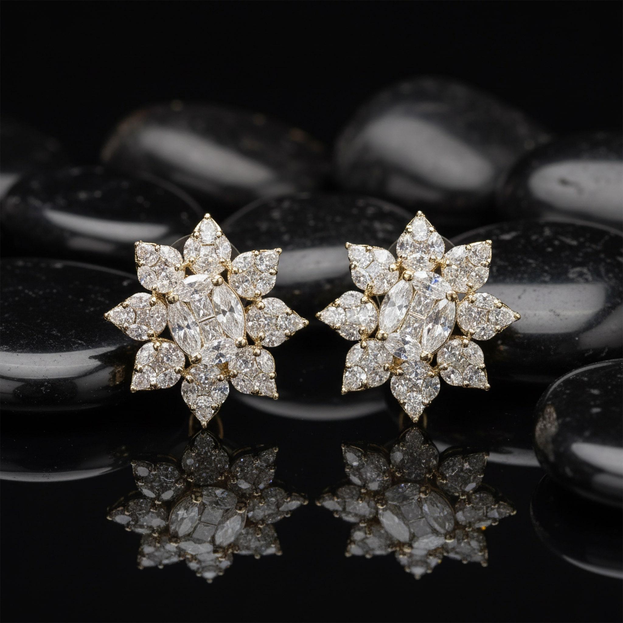 Moderne Boucles d'oreilles en or jaune 14 carats (ou 18 carats sur demande) avec diamants et grappes florales en vente