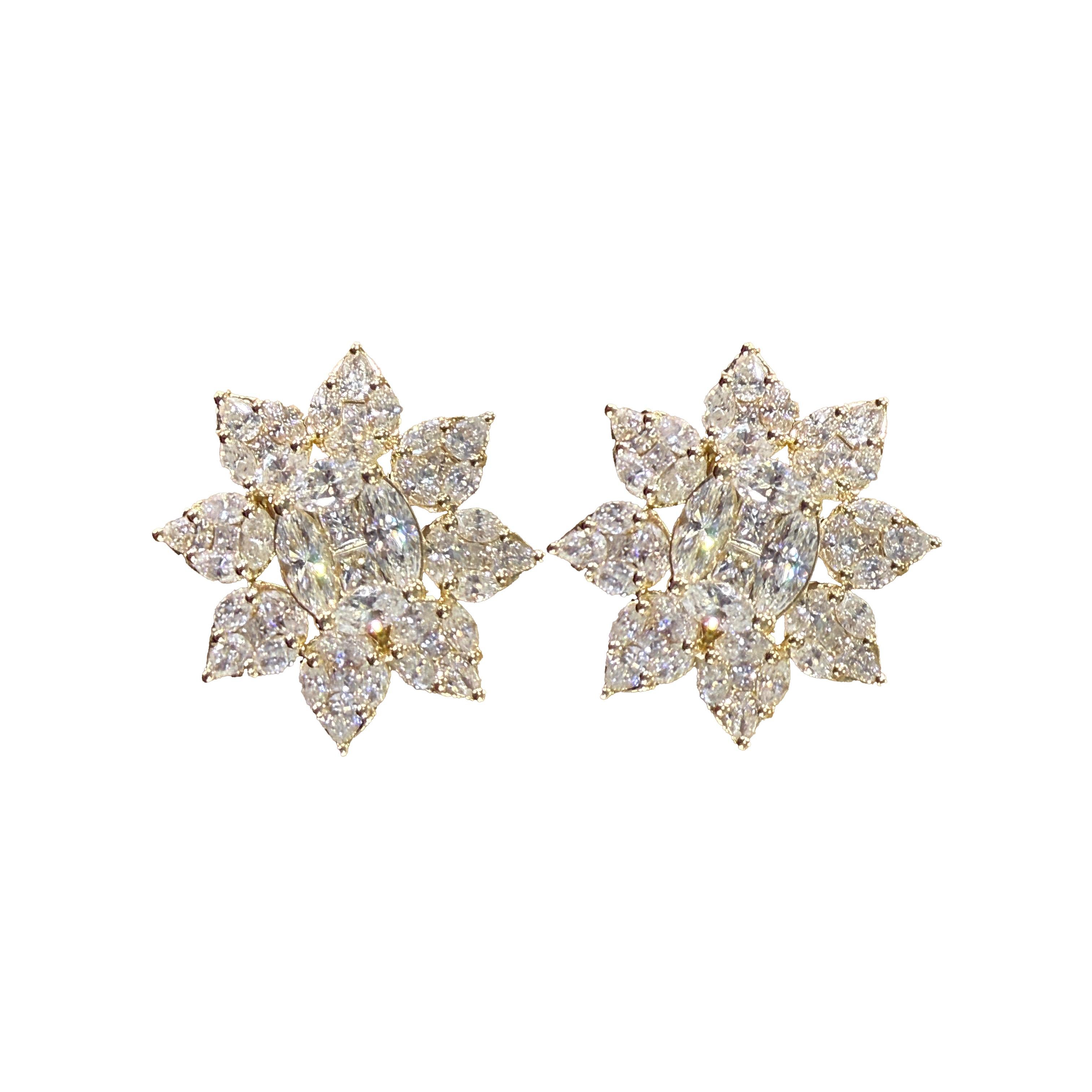 Orecchini con diamanti a grappolo floreale in oro giallo 14K In condizioni Nuovo in vendita a Los Angeles, CA
