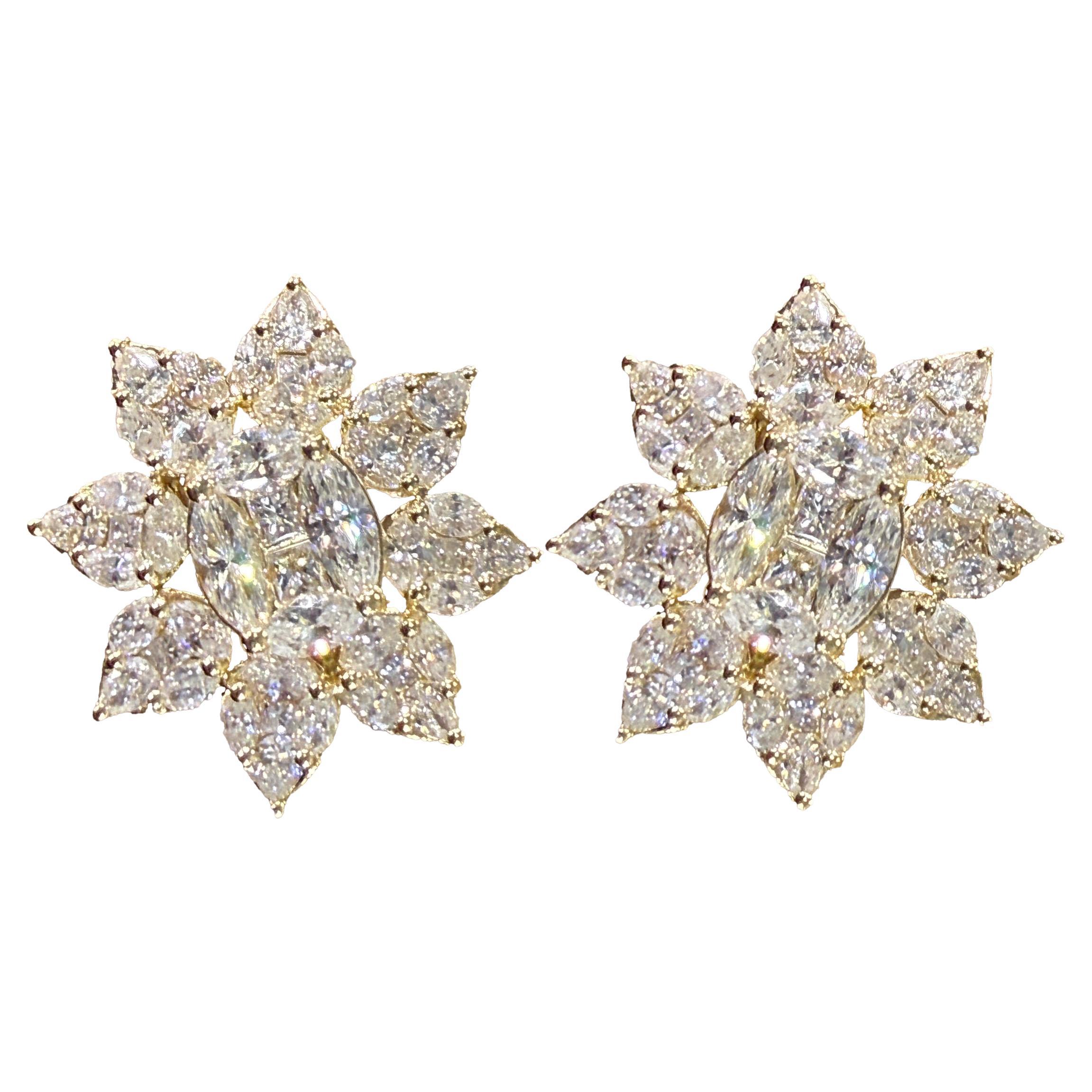 Orecchini con diamanti a grappolo floreale in oro giallo 14K in vendita