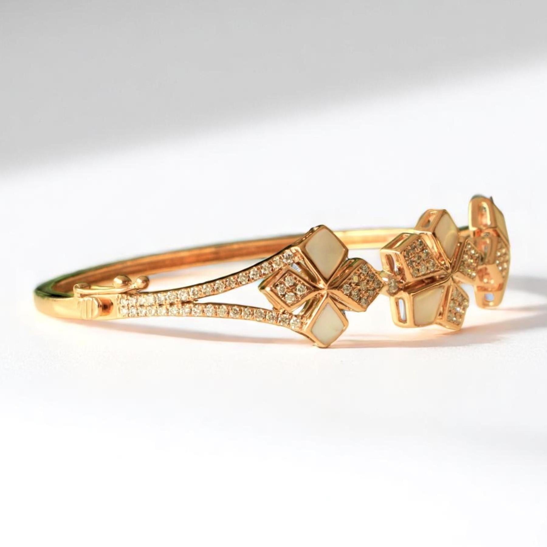 Round Cut Floral Cluster Diamond Bracelet in 14k Solid Gold (Certified) For Sale