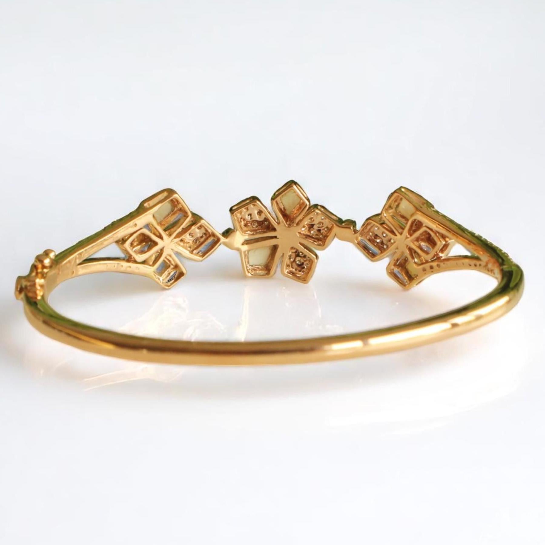 Women's Floral Cluster Diamond Bracelet in 14k Solid Gold (Certified) For Sale