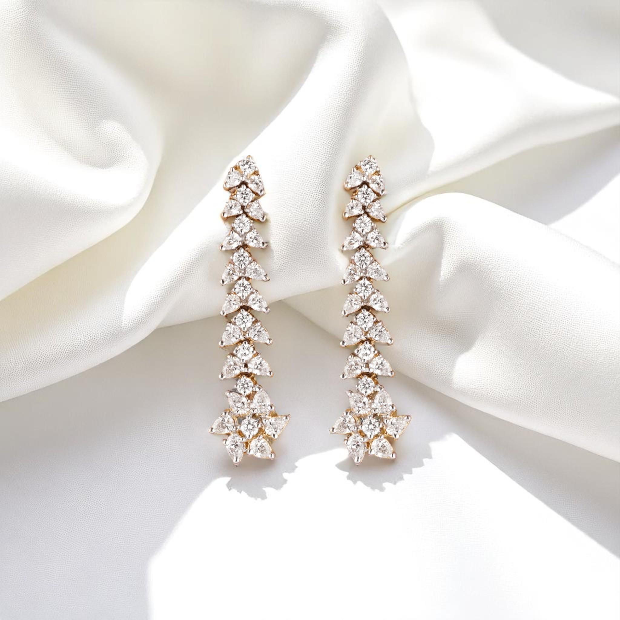 Taille poire Boucles d'oreilles pendantes en or massif 14 carats (certifié) avec diamants en forme de grappe florale en vente