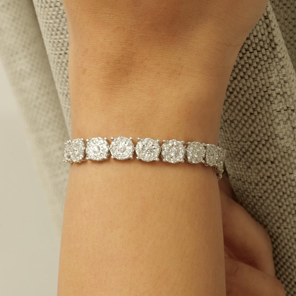 Florales Cluster-Diamant-Tennisarmband aus 14 Karat massivem Gold (zertifiziert) (Rundschliff) im Angebot